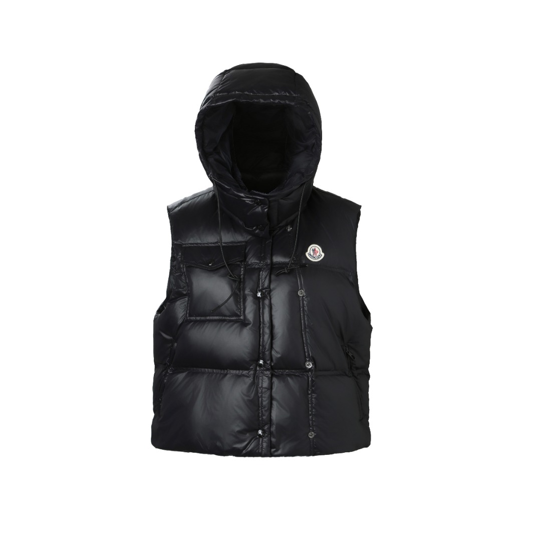 NO:480488,With dust bag cover-mouthed women's hooded down vest fabric selection is super laque (super lacquered fabric) which achieves high gloss effect through special processes. Its core lies in the surface coating technology rather than the nylon made of natural fibers, with a certain hardness, high gloss and waterproofness. Selection of lining fabric The nylon lining is smooth on the surface, good softness, lighter weight, and has certain strength and wear resistance. High-quality filler adopts the national standard 90 white duck down, with a filling amount of 190 grams to ensure excellent warmth, the velvet has been strictly screened and processed, and is not easy to drill velvet, ensuring durability. Auxiliary materials One-to-order three standards One-to-order badge One-to-order buttons One-to-order SIZE:SML, Moncler, down jacket, hats, alexander wang19860909配防尘袋蒙口女士连帽羽绒马甲 面料选择 采用 super laque（超级漆光面料）其通过特殊工艺实现高光泽效果的材质,其核心在于表面涂层技术而非天然纤维本身制成的尼龙、具有一定的硬度 高光泽度和防水性 . 里衬面料选择 尼龙衬里表面光滑 柔软性好 重量更轻 具有一定的强度和耐磨性 . 高品质填充物 采用国标90白鸭绒,充绒量达190克 确保保暖性卓越,绒子经过严格筛选与处理 不易钻绒,保证起耐用性.  辅料 一比一定制三标 一比一定制徽章 一比一定制纽扣 SIZE:SML,,Moncler,down jacket,hats,alexander wang,Women's clothing