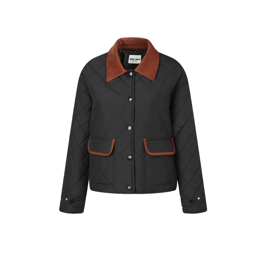 NO:480502,Miumiu Diamond Embroidery Jacket This loose jacket stands out with a light texture and soft Oversize style. It uses quilting technology to directly sew and fix the outer fabric and inner core. This process is cross-sewn and tight, ensuring the warmth and durability of the jacket, precise diamond cutting, and professional stitching technology to ensure that each diamond is consistent in shape and size, while ensuring that the stitching is flat and firm. The collar and other details are finely hand-sewn to ensure that every detail is exquisite and perfect. At the same time, strict quality inspections are carried out on the jacket's zippers, buttons and other accessories to ensure that it is of high quality. It is selected and high-quality high-elastic cotton, with cotton all inside and outside. The fabric is customized, with pocket threading and lattice, buttons and mold opening, and all inside are wrapped, with strong details, which enhance texture and high-end sense, and has a certain breathability, warmth and lightness.  Embroidery process The monochrome letter LOGO of cashmere-blended surface controls the coordinated operation of the machine head, needle rod and spool through the high-precision computing system of the computer embroidery machine. The fabric frame moves accurately in the horizontal and vertical directions to form a stitch trajectory, adjust the tension of the upper and lower lines to ensure that the stitch is flat and there is no floating line, forming a fine letter pattern with an error of ±0.1mm. Auxiliary materials. One-to-one-to-one-to-one-to-one-to-one-to-one-to-one-to-one-to-one-to-one-to-one-to-one-to-one-to-one-to-one-to-one-to-one-to-one-to-one-to-one-to-one-to-one-to-one-to-one-to-one-to-one-to-one-to-one-to-one-to-one-to-one-to-one-to-one-to-one-to-one-to-one-to-one-to-one-to-one-to-one-to-one-to-one-to-one-to-one-to-one-to-one-to-one-to-one-to-one-to-one-to-one-to-one-to-one-to-one-to-one-to-one-to-one-to-one-to-one-to-one-to-one-to-one-to-one-to-one-to-one-to-one-to-one-to-one-to-one-to-one-to-one-to-one-to-one-to-one-to-one-to-one-to-one-to-one-to-one-to-one-to-one-to-one-to-one-to-one-to-one-to-one-to-one-to-one-to-one-to-one-to-one-to-one-to-one-to-one-to-one-to19860909miumiu菱格绣花夹克 这款宽松夹克以轻盈质感和柔软的Oversize版型脱颖而出 采用绗缝工艺将外层布料和内芯直接缝合固定,这种工艺交叉严密,确保了外套的保暖性和耐用性,精确的菱格裁剪,并采用专业的缝合技术,确保每个菱格的形状和大小都一致,同时保证缝合处的平整和牢固,拼领等细节处,采用精细的手工缝制,确保每个细节都精致完美.同时,对外套的拉链、纽扣等配件进行严格的质量检查,确保其质量上乘,精选优质高弹棉, 内外全含棉, 面料是定制的, 口袋行线对格, 纽扣一比一开模定制, 内里全部包边, 细节强大 ,提升质感和高级感,具有一定的透气性,保暖性,轻便性. 绣花工艺 羊绒混纺面的单色字母LOGO通过电脑绣花机高精度的计算系统控制机头、针杆、线轴的协同作业,布料框架在水平和垂直方向精准移动,形成针迹轨迹,调整上线和下线张力,确保线迹平整无浮线,形成误差在±0.1mm的精细字母图案 辅料 一比一定制三标 一比一定制纽扣 SIZE:SML,,miumiu,versace,jackets & coats,jackets & coats,alexander wang,Women's clothing