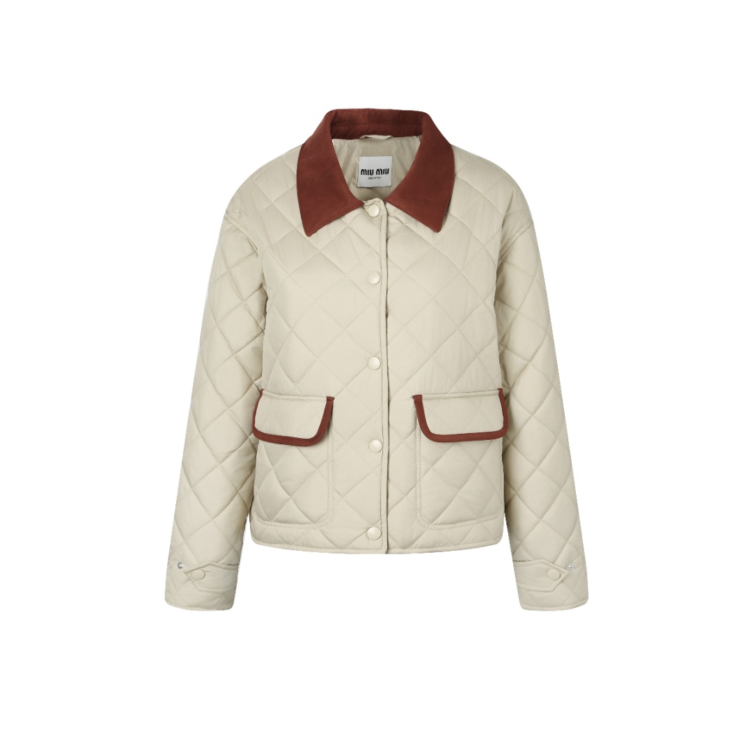 NO:480516,Miumiu Diamond Embroidery Jacket This loose jacket stands out with a light texture and soft Oversize style. It uses quilting technology to directly sew and fix the outer fabric and inner core. This process is cross-sewn and tight, ensuring the warmth and durability of the jacket, precise diamond cutting, and professional stitching technology to ensure that each diamond is consistent in shape and size, while ensuring that the stitching is flat and firm. The collar and other details are finely hand-sewn to ensure that every detail is exquisite and perfect. At the same time, strict quality inspections are carried out on the jacket's zippers, buttons and other accessories to ensure that it is of high quality. It is selected and high-quality high-elastic cotton, with cotton all inside and outside. The fabric is customized, with pocket threading and lattice, buttons and mold opening, and all inside are wrapped, with strong details, which enhance texture and high-end sense, and has a certain breathability, warmth and lightness.  Embroidery process The monochrome letter LOGO of cashmere-blended surface controls the coordinated operation of the machine head, needle rod and spool through the high-precision computing system of the computer embroidery machine. The fabric frame moves accurately in the horizontal and vertical directions to form a stitch trajectory, adjust the tension of the upper and lower lines to ensure that the stitch is flat and there is no floating line, forming a fine letter pattern with an error of ±0.1mm. Auxiliary materials. One-to-one-to-one-to-one-to-one-to-one-to-one-to-one-to-one-to-one-to-one-to-one-to-one-to-one-to-one-to-one-to-one-to-one-to-one-to-one-to-one-to-one-to-one-to-one-to-one-to-one-to-one-to-one-to-one-to-one-to-one-to-one-to-one-to-one-to-one-to-one-to-one-to-one-to-one-to-one-to-one-to-one-to-one-to-one-to-one-to-one-to-one-to-one-to-one-to-one-to-one-to-one-to-one-to-one-to-one-to-one-to-one-to-one-to-one-to-one-to-one-to-one-to-one-to-one-to-one-to-one-to-one-to-one-to-one-to-one-to-one-to-one-to-one-to-one-to-one-to-one-to-one-to-one-to-one-to-one-to-one-to-one-to-one-to-one-to-one-to-one-to-one-to-one-to-one-to-one-to-one-to-one-to-one-to-one-to-one-to-one-to19860909miumiu菱格绣花夹克 这款宽松夹克以轻盈质感和柔软的Oversize版型脱颖而出 采用绗缝工艺将外层布料和内芯直接缝合固定,这种工艺交叉严密,确保了外套的保暖性和耐用性,精确的菱格裁剪,并采用专业的缝合技术,确保每个菱格的形状和大小都一致,同时保证缝合处的平整和牢固,拼领等细节处,采用精细的手工缝制,确保每个细节都精致完美.同时,对外套的拉链、纽扣等配件进行严格的质量检查,确保其质量上乘,精选优质高弹棉, 内外全含棉, 面料是定制的, 口袋行线对格, 纽扣一比一开模定制, 内里全部包边, 细节强大 ,提升质感和高级感,具有一定的透气性,保暖性,轻便性. 绣花工艺 羊绒混纺面的单色字母LOGO通过电脑绣花机高精度的计算系统控制机头、针杆、线轴的协同作业,布料框架在水平和垂直方向精准移动,形成针迹轨迹,调整上线和下线张力,确保线迹平整无浮线,形成误差在±0.1mm的精细字母图案 辅料 一比一定制三标 一比一定制纽扣 SIZE:SML,,miumiu,versace,jackets & coats,jackets & coats,alexander wang,Women's clothing