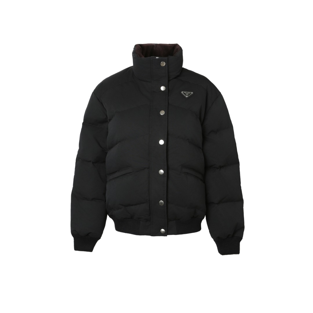 NO:480530,With dust bag PRADA poplin texture down jacket Fabric selection Select high-branch poplin fabric, presenting a unique matte texture, fine warp yarn + rough and tough weft yarns, the unique cross texture on the surface is crisper than ordinary cotton and more skin-friendly than nylon. High-quality filler is made of 90 selected white duck down filling, weighing up to 230g, ensuring fast fluffy, light and warmth. Craftsmanship The quilting seams are sewn in an angle of about 65 degrees, and the oblique lines are arranged in parallel. The fabric and filler are planned into different functional areas, and the quilting stitches are relatively independent in each partition. This makes the finished product produce a larger deformation space along the diagonal direction when stretching and pressing, and is not easy to tighten and break. The diamond grid has a strong sense of direction and dynamic, with rich visual effects, modern and advanced. Details  The cuffs and hem are elastic ribs woven by round rib knitting machine. They are elastic and soft, and can better fit the skin, lock in warm air, and feel different when worn. Accessories are made of custom triangles, custom zipper heads, custom buttons, SIZESML,, prada, jackets & coats, down jacket, alexander wang19860909配防尘袋PRADA府绸质感羽绒夹克 面料选择 精选高支府绸面料,呈现独特哑光肌理,经纱细密+纬纱粗韧的高支高密编织,表面独特的十字肌理感比普通棉质更挺括,比尼龙更亲肤. 高品质填充物 采用90精选白鸭绒填充,克重达230g,确保蓬松回弹快,轻盈且保暖. 工艺 绗缝缝线以大约65度角的斜线方向进行缝制,斜线平行排列,面料和填充物被规划成不同功能区域,每个分区内绗缝线迹相对独立.使得成品在拉伸和压力时,能沿着斜线方向产生更大的形变空间,不易绷紧和断裂.菱形网格具有强烈的方向感和动感,视觉效果丰富,现代且高级. 细节 袖口和下摆采用圆机罗纹针织机编织而成的弹力罗纹,其弹性,柔软性俱佳,能更好的贴合皮肤,锁住暖空气,且穿着无异样感. 辅料一比一定制三角标  一比一定制拉链头  一比一定制纽扣 SIZESML,,prada,jackets & coats,down jacket,alexander wang,Women's clothing