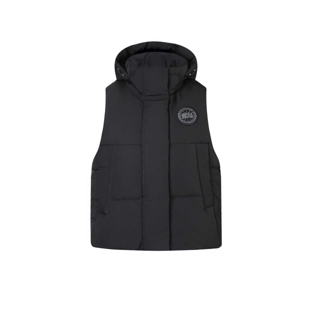 NO:480544,With dust bag, Dage Junction Puffer, the standard down vest is selected. The high-quality protective nylon fabric is used, which not only enhances the wear resistance of the surface, but also takes into account wind resistance, ensuring excellent performance in various adverse weather conditions. 90 national standard high-quality white duck down selected high-volume velvet, weighing up to 180g, light and warm, with outstanding temperature locking performance and good elasticity. The three-dimensional quilting process is precisely reinforced by car thread to prevent drilling velvet, ensuring fluffy and elasticity as new. Details: A webbing made of polyester is woven as a base. Through high-precision computer embroidery, the brand letters are decorated on the webbing. The pattern edges are clear, the stitches are fine and uniform, and multiple layers of embroidery threads are stacked to enhance its three-dimensional sense. Auxiliary materials are compared to the custom logo. A custom zipper head. A custom hem is elastic. A custom snap buckle.  SIZE:SML, down jacket,alexander wang19860909配防尘袋大鹅Junction Puffer饰标羽绒马甲 面料选用 选用高质量的防护性尼龙面料,不仅增强了表面的耐磨性,同时兼顾防风性,确保了在各种恶劣天气条件下的出色表现. 90国标优质白鸭绒精选高蓬松度绒,克重达180g,轻盈保暖,锁温性能出众,回弹性好. 立体绗缝工艺精密车线加固,防止钻绒,确保蓬松回弹性持久如新. 细节:选用涤纶为基底编织而成的织带,通过高精度电脑刺绣,将品牌字母饰于织带之上,图案边缘清晰,针迹细密均匀,多层绣线堆叠,使其立体感得到提升 辅料一比一定制徽标  一比一定制拉链头  一比一定制下摆松紧扣  一比一定制按扣 SIZE:SML,,down jacket,alexander wang,Women's clothing