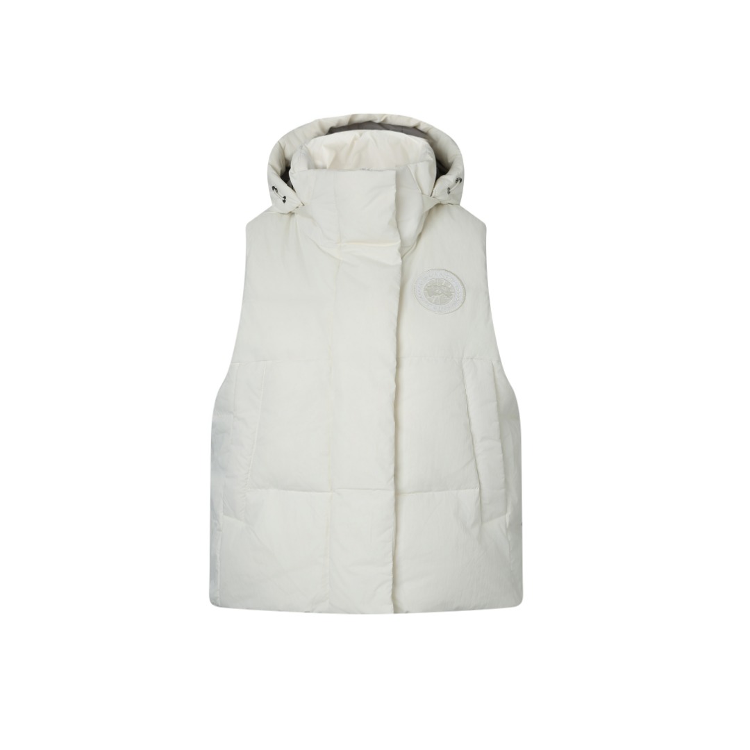 NO:480561,With dust bag, Dage Junction Puffer, the standard down vest is selected. The high-quality protective nylon fabric is used, which not only enhances the wear resistance of the surface, but also takes into account wind resistance, ensuring excellent performance in various adverse weather conditions. 90 national standard high-quality white duck down selected high-volume velvet, weighing up to 180g, light and warm, with outstanding temperature locking performance and good elasticity. The three-dimensional quilting process is precisely reinforced by car thread to prevent drilling velvet, ensuring fluffy and elasticity as new. Details: A webbing made of polyester is woven as a base. Through high-precision computer embroidery, the brand letters are decorated on the webbing. The pattern edges are clear, the stitches are fine and uniform, and multiple layers of embroidery threads are stacked to enhance its three-dimensional sense. Auxiliary materials are compared to the custom logo. A custom zipper head. A custom hem is elastic. A custom snap buckle.  SIZE:SML, down jacket,alexander wang19860909配防尘袋大鹅Junction Puffer饰标羽绒马甲 面料选用 选用高质量的防护性尼龙面料,不仅增强了表面的耐磨性,同时兼顾防风性,确保了在各种恶劣天气条件下的出色表现. 90国标优质白鸭绒精选高蓬松度绒,克重达180g,轻盈保暖,锁温性能出众,回弹性好. 立体绗缝工艺精密车线加固,防止钻绒,确保蓬松回弹性持久如新. 细节:选用涤纶为基底编织而成的织带,通过高精度电脑刺绣,将品牌字母饰于织带之上,图案边缘清晰,针迹细密均匀,多层绣线堆叠,使其立体感得到提升 辅料一比一定制徽标  一比一定制拉链头  一比一定制下摆松紧扣  一比一定制按扣 SIZE:SML,,down jacket,alexander wang,Women's clothing