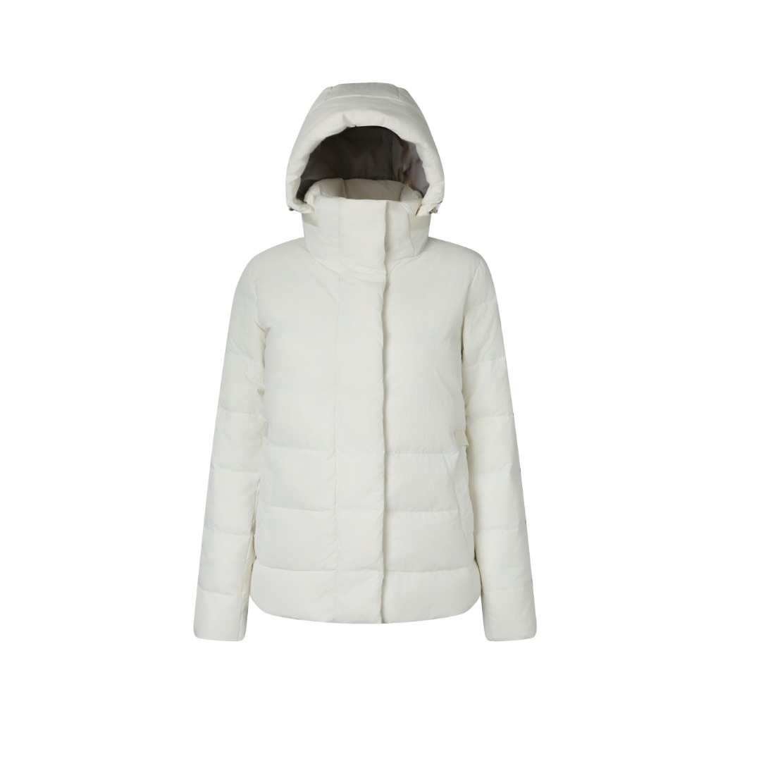 NO:480517,Canada Goose hooded down jacket fabric selection The choice of high-quality protective nylon fabric not only enhances the wear resistance of the surface, but also takes into account wind resistance, ensuring excellent performance in various adverse weather conditions. 0 National Standard high-quality white duck down selected high-floating down, weighing up to 220g, light and warm, with outstanding temperature locking performance and good rebound. Crafts The quilting seams are sewn in a horizontal straight direction, and the seams are arranged in parallel. The fabric and fill are planned into different functional areas. The quilting stitches in each section are relatively independent, and the filling amount is evenly distributed, effectively limiting down movement, avoiding local cavity and accumulation, and at the same time reducing the probability of holes in down stitching threads drilling, so that the finished product can produce a larger deformation space when stretching and pressure, which is not easy to tighten and break. The overall outline is both fashionable and stylish and good cold-proofing effects, and brings a comfortable wearing experience and feeling.  Can concave shape and keep warm, three-dimensional and full, high practicality. Compare accessories to custom-made armbands, compare to custom-made zipper heads, compare to custom-made concealed buckles, etc. SIZE:SML, down jacket, hats, alexander wang19860909Canada Goose连帽羽绒服 面料选择 选用高质量的防护性尼龙面料,不仅增强了表面的耐磨性,同时兼顾防风性,确保了在各种恶劣天气条件下的出色表现. 0国标优质白鸭绒精选高蓬松度绒,克重达220g,轻盈保暖,锁温性能出众,回弹性好. 工艺 绗缝缝线以横向直线方向进行缝制,缝线平行排列,面料和填充物被规划成不同功能区域,每个分区内绗缝线迹相对独立,充绒量均匀分布,有效限制羽绒移动,避免局部空腔和堆积,同时减少羽绒冲缝线孔洞钻出的概率,使得成品在拉伸和压力时,产生更大的形变空间,不易绷紧和断裂. 整体轮廓都兼备时尚造型感和良好的御寒功效 并带来舒适的穿着体验与感受 能凹造型又保暖 立体饱满 高实用度. 辅料一比一定制臂章  一比一定制拉链头  一比一定制暗扣等 SIZE:SML,,down jacket,hats,alexander wang,Women's clothing