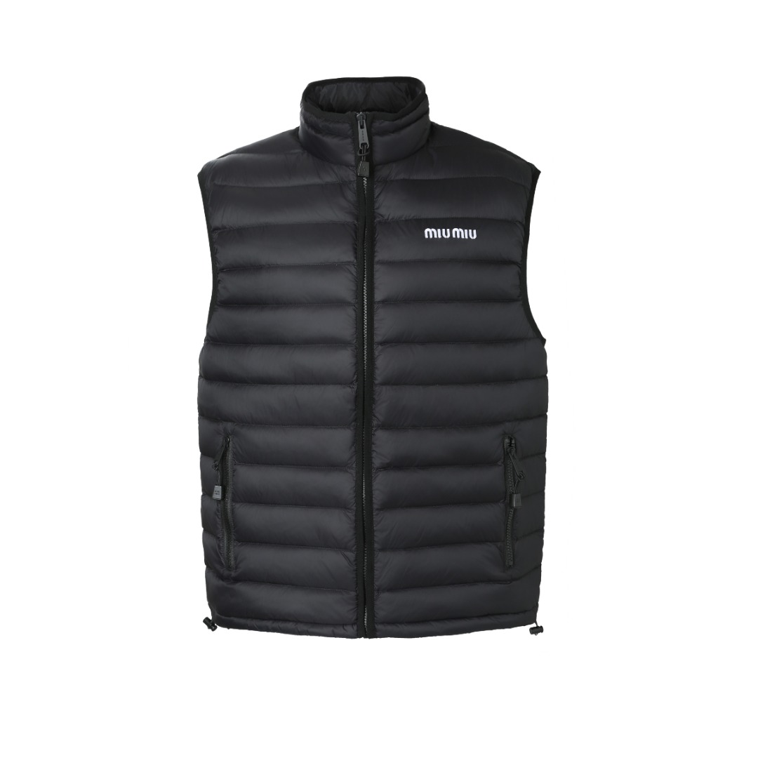 NO:503456,With dust bag MIUMIU embroidered down vest fabric selection High-end nylon fabric made of high-end polyamide fiber is known for its excellent tensile strength and wear resistance. Its good flexibility makes the fabric not easy to wrinkle and remains firm and stylish for a long time. The tight weaving effectively blocks the invasion of cold wind and locks the warm air generated by the down layer. The high-density nylon surface forms a certain lotus leaf effect, small water droplets are not easy to penetrate, keeping the interior dry, effectively improving the service life of the down. High-quality filler uses 90 national standards and high-quality down, with a high fluffy, strong warmth, light and no burden, and easily cope with cold weather. Whether it is urban commuting or outdoor leisure, this down jacket has excellent performance and simplicity design, becoming an indispensable luxury item in the winter wardrobe. Embroidery craftsmanship The logo uses imported machine embroidery technology, using advanced computer control systems and precise mechanical components to achieve mimiu embroidery operations, with high precision, smooth and delicate lines. Auxiliary materials One-to-one custom three-standard One-to-one custom drawstring elastic buckle One-to-one custom zipper pendant SIZE:34 36 38,,miumiu,jackets & coats,down jacket,alexander wang19860909配防尘袋MIUMIU饰刺绣羽绒马甲 面料选择 选用高支数的聚酰胺纤维打造的高端尼龙面料,以出色的抗拉强度和耐磨性能著称,其良好柔韧性使面料不易起皱,长久保持挺括有型.紧密的织法有效阻挡冷风侵袭,锁住羽绒层产生的暖空气.高密度尼龙表面形成一定的荷叶效应,小水滴不易渗透,保持内部干爽,有效提升羽绒使用寿命. 高品质填充物 采用90国标高品质羽绒,充绒量达到了180克,蓬松度高、保暖性强,轻盈无负担,轻松应对寒冷天气. 无论是都市通勤还是户外休闲,这件羽绒夹克皆以出色性能和简约设计,成为冬季衣橱中不可或缺的奢华单品 刺绣工艺 徽标采用进口机刺绣工艺,使用先进的计算机控制系统和精密的机械部件,实现mimiu刺绣作业,精度高、线条流畅且细腻. 辅料 一比一定制三标 一比一定制抽绳松紧扣 一比一定制拉链吊坠 SIZE:34 36 38,,miumiu,jackets & coats,down jacket,alexander wang,Women's clothing