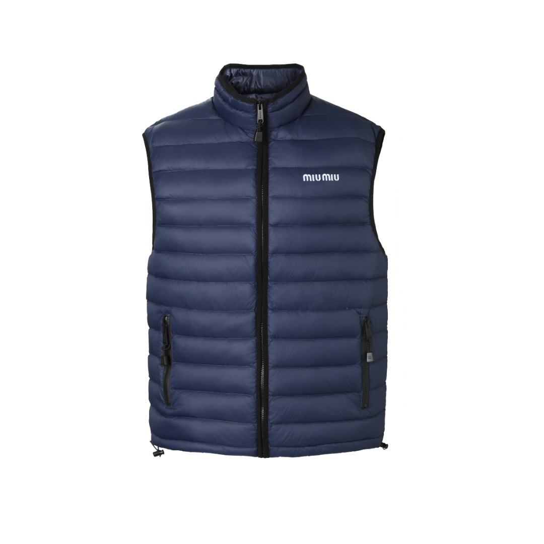 NO:503460,With dust bag MIUMIU embroidered down vest fabric selection High-end nylon fabric made of high-end polyamide fiber is known for its excellent tensile strength and wear resistance. Its good flexibility makes the fabric not easy to wrinkle and remains firm and stylish for a long time. The tight weaving effectively blocks the invasion of cold wind and locks the warm air generated by the down layer. The high-density nylon surface forms a certain lotus leaf effect, small water droplets are not easy to penetrate, keeping the interior dry, effectively improving the service life of the down. High-quality filler uses 90 national standards and high-quality down, with a high fluffy, strong warmth, light and no burden, and easily cope with cold weather. Whether it is urban commuting or outdoor leisure, this down jacket has excellent performance and simplicity design, becoming an indispensable luxury item in the winter wardrobe. Embroidery craftsmanship The logo uses imported machine embroidery technology, using advanced computer control systems and precise mechanical components to achieve mimiu embroidery operations, with high precision, smooth and delicate lines. Auxiliary materials One-to-one custom three-standard One-to-one custom drawstring elastic buckle One-to-one custom zipper pendant SIZE:34 36 38,,miumiu,jackets & coats,down jacket,alexander wang19860909配防尘袋MIUMIU饰刺绣羽绒马甲 面料选择 选用高支数的聚酰胺纤维打造的高端尼龙面料,以出色的抗拉强度和耐磨性能著称,其良好柔韧性使面料不易起皱,长久保持挺括有型.紧密的织法有效阻挡冷风侵袭,锁住羽绒层产生的暖空气.高密度尼龙表面形成一定的荷叶效应,小水滴不易渗透,保持内部干爽,有效提升羽绒使用寿命. 高品质填充物 采用90国标高品质羽绒,充绒量达到了180克,蓬松度高、保暖性强,轻盈无负担,轻松应对寒冷天气. 无论是都市通勤还是户外休闲,这件羽绒夹克皆以出色性能和简约设计,成为冬季衣橱中不可或缺的奢华单品 刺绣工艺 徽标采用进口机刺绣工艺,使用先进的计算机控制系统和精密的机械部件,实现mimiu刺绣作业,精度高、线条流畅且细腻. 辅料 一比一定制三标 一比一定制抽绳松紧扣 一比一定制拉链吊坠 SIZE:34 36 38,,miumiu,jackets & coats,down jacket,alexander wang,Women's clothing