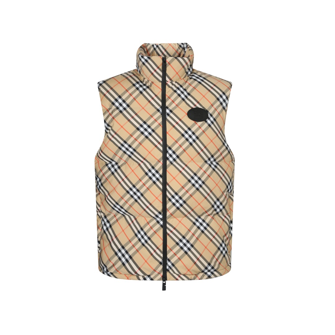 NO:506894,With dust bag [BURBERRY plaid down vest | Light and warm, shape accompanying] Say goodbye to the heavy winter and embrace warmth with a light attitude. BURBERRY This plaid down vest is ingeniously crafted with protective nylon fabric and is filled with high-quality 90 new national standard white duck down, bringing you a warm experience like a cloud-like wrapping, without fear of the cold.  When there is no need for a hat, it is neatly stored in the collar, maintaining the smooth silhouette and simple style of the vest, perfectly adapted to business and casual occasions. When the weather changes, just spread it easily and you can instantly get a protective hood, calmly dealing with sudden wind and rain or cold. This 'invisible' protection allows the style to never compromise due to function. The front chest is decorated with a Knight logo silicone decorative brand derived from the 1980s collection archives, showing extraordinary identity in a low-key manner. The two-way zipper opening and closing is smooth and neat, and the side zipper pocket and drawstring hem details have practical functions and modern style. Hidden hood design Auxiliary materials One-to-order three standards One-to-order hardware accessories One-to-order zipper SIZE: XS S M,,burberry, down jacket,hats,alexander wang19860909配防尘袋【BURBERRY 格纹羽绒背心 | 轻盈暖意,型格随行】 告别冬日厚重,以轻盈姿态拥抱温暖.BURBERRY 这款格纹羽绒背心,以防护性尼龙面料匠心打造,以高品质90新国标白鸭绒填充,为您带来云朵般包裹感的温暖体验,无惧严寒. 无需帽饰时,它利落收纳入领后,保持背心流畅的廓形与简约格调,完美适配商务与休闲场合.当天气变幻,只需轻松展开,便能瞬间获得一顶防护性连帽,从容应对突如其来的风雨或寒意.这种“无形”的守护,让风格从不因功能而妥协.前胸饰有源自1980年代典藏档案的骑士徽标硅胶饰牌,于低调中彰显不凡身份.双向拉链开合顺滑利落,侧边拉链口袋与抽绳下摆细节,兼具实用功能与摩登型格.隐藏的连帽设计 辅料 一比一定制三标 一比一定制五金辅料 一比一定制拉链 SIZE: XS S M,,burberry,down jacket,hats,alexander wang,Women's clothing