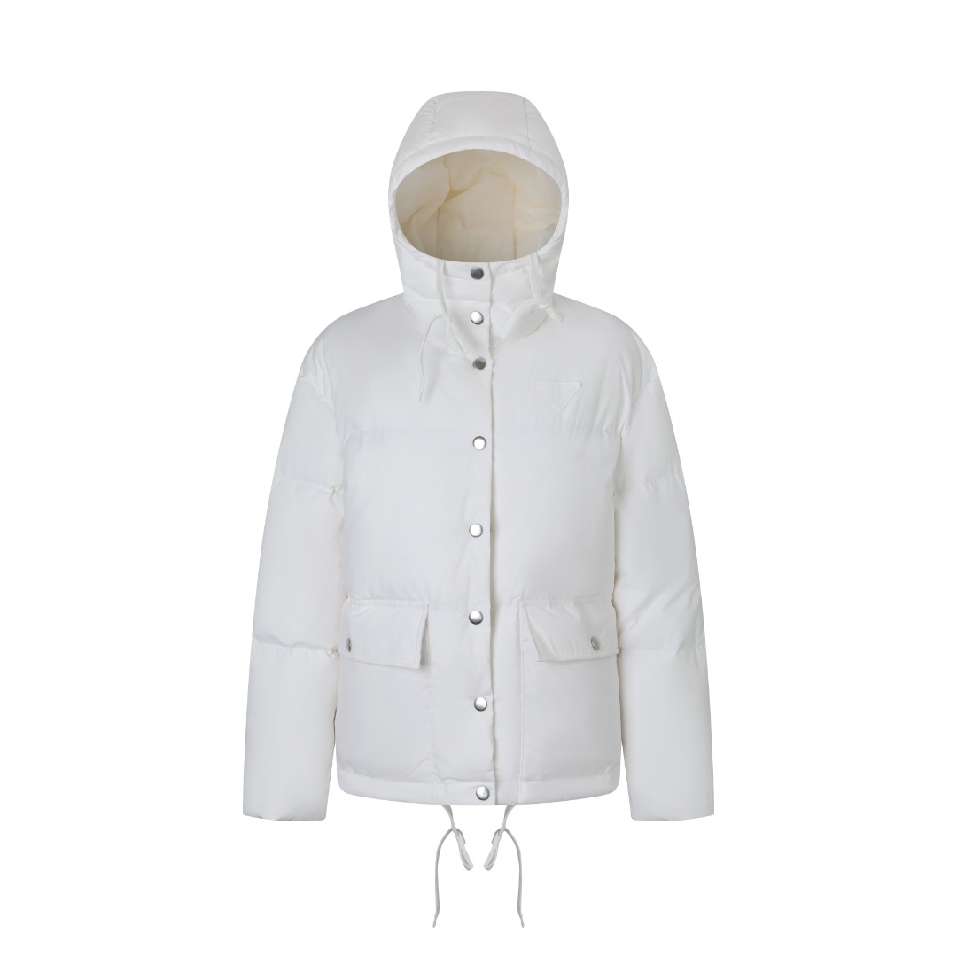 NO:506898,With dust bag Prada hooded down jacket, the waist is innovative drawstring design, which can easily shape the smooth waistline between one fold and one set, saying goodbye to the bloated impression of the down jacket. The three-dimensional temperature tailoring combines practical aesthetics, hides a neat outline in looseness, and can show a confident aura whether commuting or traveling. Fabric selection: Extremely fine nylon yarn is woven in a high density. There are many yarns per unit area, and the gaps between the yarns are very small, which can effectively block the penetration of cold air. The fine weaving method keeps it lightweight and soft, limiting the light down fibers from the gaps in the physical structure. The nylon fiber itself has good wear resistance and is not easy to hook, which significantly improves the service life and easily cope with multiple scenarios. Lib Selection The lining made of high-density braided with polyester fiber has a thickness of 0.08mm to avoid increasing the overall weight and is smoothly worn. The high-density braided structure forms a wind resistance layer to protect the thermal efficiency of the warm layer from loss. It can withstand down expansion pressure and prevent deformation and damage after long-term use. Buckles One-to-one hanging hardware buckles are selected, and each buckle is independently suspended. In carefully controlled current and solution, a uniform coating with 360 degrees without dead corners is achieved, with stronger wear resistance and corrosion resistance. 90 New National Standard White Duck Down Inner Lite Selected 90 New National Standard White Duck Down Filling, with up to 280 grams of velvet, full and fluffy, and outstanding temperature locking performance. Light and no weight bearing, but can withstand the bitter cold wind, allowing winter to go smoothly. Accessories One-to-one three standards One-to-one hardware auxiliary materials One-to-one zipper SIZE: 36 38 40,,prada,down jacket,hats,alexander wang19860909配防尘袋普拉达连帽羽绒服 腰部创新抽绳设计,一收一系间轻松塑造流畅腰线,告别羽绒服的臃肿印象.立体温剪裁结合实用美学,于宽松中暗藏利落轮廓,无论通勤或出行,皆能展露自信气场. 面料选择 选用极细锦纶纱线通过高密度的方式编织而成,单位面积内的纱线数量多,纱线之间的空隙非常小,能有效阻隔冷风穿透.细密的编织法使其保持轻量化和柔软的触感,在物理结构上限制了轻盈的羽绒纤维从缝隙中钻出.锦纶纤维本身拥有良好的耐磨性,不易勾丝,显著提升了使用年限,轻松应对多场景需求. 里布选择 采用聚酯纤维高密编织而成的里布,0.08mm厚度避免增加整体重量且穿着顺滑,高密编织结构形成风阻层,保护保暖层热效率不流失,同时可承受羽绒膨胀压力,防止长期使用后变形破损. 扣子 一比一定制挂镀五金扣子,精选高品质合金金属,每一枚扣饰都被独立悬挂,在精心控制的电流与溶液中,实现360度无死角的均匀镀层,具有更强的耐磨性与搞腐蚀能力. 90新国标白鸭绒 内里严选90新国标白鸭绒填充,充绒量高达280克,绒朵饱满蓬松,锁温性能出众.轻盈无负重感,却可抵御凛冽寒风,让冬日行自如如春. 辅料 一比一定制三标 一比一定制五金辅料 一比一定制拉链 SIZE: 36 38 40,,prada,down jacket,hats,alexander wang,Women's clothing