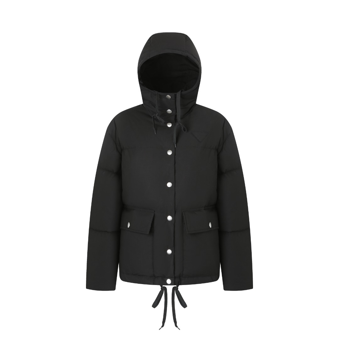 NO:506903,With dust bag Prada hooded down jacket, the waist is innovative drawstring design, which can easily shape the smooth waistline between one fold and one set, saying goodbye to the bloated impression of the down jacket. The three-dimensional temperature tailoring combines practical aesthetics, hides a neat outline in looseness, and can show a confident aura whether commuting or traveling. Fabric selection: Extremely fine nylon yarn is woven in a high density. There are many yarns per unit area, and the gaps between the yarns are very small, which can effectively block the penetration of cold air. The fine weaving method keeps it lightweight and soft, limiting the light down fibers from the gaps in the physical structure. The nylon fiber itself has good wear resistance and is not easy to hook, which significantly improves the service life and easily cope with multiple scenarios. Lib Selection The lining made of high-density braided with polyester fiber has a thickness of 0.08mm to avoid increasing the overall weight and is smoothly worn. The high-density braided structure forms a wind resistance layer to protect the thermal efficiency of the warm layer from loss. It can withstand down expansion pressure and prevent deformation and damage after long-term use. Buckles One-to-one hanging hardware buckles are selected, and each buckle is independently suspended. In carefully controlled current and solution, a uniform coating with 360 degrees without dead corners is achieved, with stronger wear resistance and corrosion resistance. 90 New National Standard White Duck Down Inner Lite Selected 90 New National Standard White Duck Down Filling, with up to 280 grams of velvet, full and fluffy, and outstanding temperature locking performance. Light and no weight bearing, but can withstand the bitter cold wind, allowing winter to go smoothly. Accessories One-to-one three standards One-to-one hardware auxiliary materials One-to-one zipper SIZE: 36 38 40,,prada,down jacket,hats,alexander wang19860909配防尘袋普拉达连帽羽绒服 腰部创新抽绳设计,一收一系间轻松塑造流畅腰线,告别羽绒服的臃肿印象.立体温剪裁结合实用美学,于宽松中暗藏利落轮廓,无论通勤或出行,皆能展露自信气场. 面料选择 选用极细锦纶纱线通过高密度的方式编织而成,单位面积内的纱线数量多,纱线之间的空隙非常小,能有效阻隔冷风穿透.细密的编织法使其保持轻量化和柔软的触感,在物理结构上限制了轻盈的羽绒纤维从缝隙中钻出.锦纶纤维本身拥有良好的耐磨性,不易勾丝,显著提升了使用年限,轻松应对多场景需求. 里布选择 采用聚酯纤维高密编织而成的里布,0.08mm厚度避免增加整体重量且穿着顺滑,高密编织结构形成风阻层,保护保暖层热效率不流失,同时可承受羽绒膨胀压力,防止长期使用后变形破损. 扣子 一比一定制挂镀五金扣子,精选高品质合金金属,每一枚扣饰都被独立悬挂,在精心控制的电流与溶液中,实现360度无死角的均匀镀层,具有更强的耐磨性与搞腐蚀能力. 90新国标白鸭绒 内里严选90新国标白鸭绒填充,充绒量高达280克,绒朵饱满蓬松,锁温性能出众.轻盈无负重感,却可抵御凛冽寒风,让冬日行自如如春. 辅料 一比一定制三标 一比一定制五金辅料 一比一定制拉链 SIZE: 36 38 40,,prada,down jacket,hats,alexander wang,Women's clothing