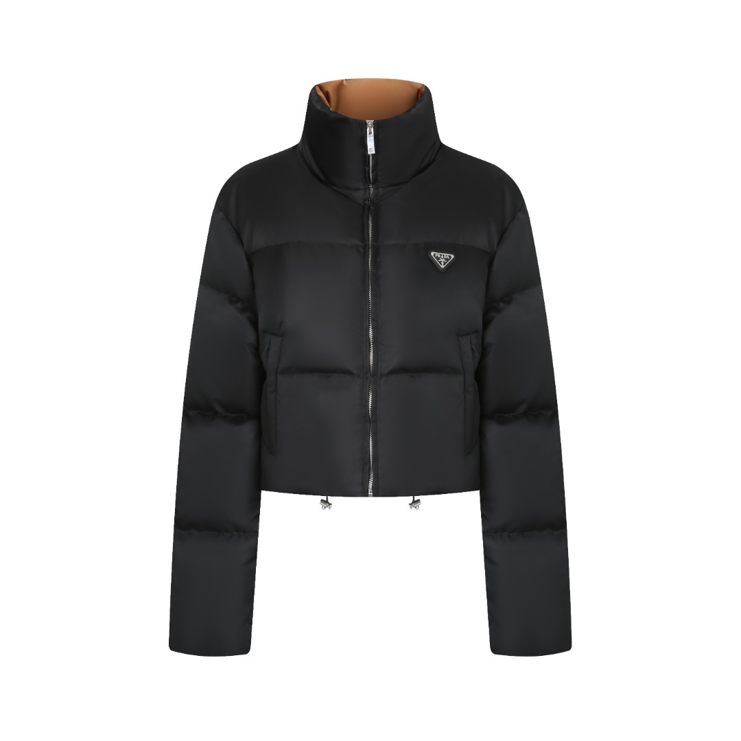 NO:536058,With dust bag PRADA high-waist stand-collar down jacket, front fabric selection, the brand's signature recycled nylon fabric is comparable to traditional nylon, with high strength, tear resistance, wear resistance and other characteristics. Its texture is light and waterproof, and is suitable for multiple scenarios. Its wrinkle and quick drying characteristics are also easy to take care of and maintain. The lining is made of polyamide material. Polyamide fiber is known for its extremely high strength and excellent skin-friendly feeling, and the touch is silky smooth, avoiding the friction discomfort that may occur when wearing heavy underwear. It works in concert with the outer layer of nylon to jointly build a breathable, temperature-locking, and extremely comfortable microclimate environment, allowing warm care to be always online, without any stuffiness and restraint. High-quality filler Select 90 white duck down, weighing 280g, to ensure excellent warmth performance. After strict screening and processing of the velvet, it is not easy to drill velvet, ensuring durability. The core of warmth is to use advanced grid filling technology to evenly fill the precious 90 high-quality white duck down into each independent vertical lining grid. This process effectively prevents the accumulation or sinking of the velvet during the wear process, ensures that the front, back, left and right are all-round warmth without dead corners, and at the same time, the silhouette of the velvet is always full and crisp, avoiding bloating. All stitches are adopted in the industry-respective double-needle quilting process, with fine and even stitches, such as strict defense lines, which are not only firm and beautiful, but also eliminates the worries of the velvet from the stitches to a great extent, ensuring the product's lasting warmth performance. The auxiliary materials are compared with the custom-made breast marks, the custom-made hardware, the custom-made auxiliary materials, the custom-made auxiliary materials, the custom-made auxiliary materials, the custom-made auxiliary materials, the custom-made, prada, down Jacket,alexander wang19860909配防尘袋PRADA高腰立领羽绒服 正面面料选择 选用品牌标志性的再生尼龙面料,与传统尼龙性能相当,具备高强度,抗撕裂,耐磨损等特性.其质地轻盈,同时又具备防水功能适合多场景需求.抗皱,快干的特点也易于日常打理维护. 内衬采用了聚酰胺材质. 聚酰胺纤维以其极高的强度与卓越的亲肤感著称,触感如丝般顺滑,避免了穿着厚重内衣时可能产生的摩擦不适.它与外层尼龙协同工作,共同构建了一个透气、锁温、且极度舒适的微气候环境,让温暖呵护时刻在线,却毫无闷热与束缚感 高品质填充物 选用90白鸭绒,克重达280g,确保保暖性能卓越.绒子经过严格筛选与处理之后,不易钻绒,保证了耐用性 保暖核心在于采用先进的分格充绒技术,将珍贵的90优质白鸭绒均匀填充至每一个独立立衬方格内.这种工艺有效防止了绒朵在穿着过程中的堆积或下沉,确保了前后左右全方位的保暖无死角,同时令衣身廓形始终饱满挺括,避免臃肿. 所有缝线处均采用业内推崇的精密双针绗缝工艺,针脚细密均匀,如一道道严谨的防线,不仅牢固美观,更极大程度地杜绝了绒朵从缝线钻出的烦恼,保证了产品持久的保暖性能 辅料一比一定制胸标  一比一定制五金  一比一定制辅料,,prada,down jacket,alexander wang,Women's clothing