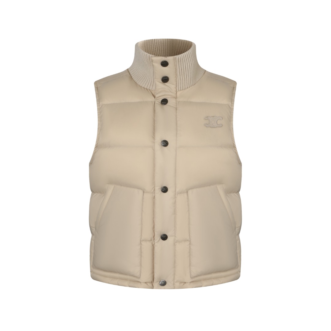 NO:536039,With dust bag Selin lightweight sleeveless down jacket Fabric selection The outer fabric is made of nylon (nylon), which achieves excellent windproof effect with its high-density structure, and has extremely strong wear resistance and wrinkle resistance. It is easy to handle when worn every day. The inner lining is matched with polyamide, which has smooth texture, further improving the comfort and freedom of movement. Craft details The body is selected for TRIOMPHE signature patches, carefully crafted with high-density foam padding embroidery process. Each embroidery thread is accurately and neat, and the back is lined to ensure that the inside and outside are neat, the stitching is uniform and fine, and the three-dimensional relief texture is long-lasting, showing the extraordinary spirit of creation in the details. The inner lining is fully edging technology, and the joints are flat and smooth, eliminating friction. Key parts are quilted to effectively prevent down shifting and ensure that the long-term wear is still maintained.  Equipped with 2 convenient patch pockets and 7 TRIOMPHE custom snaps. Each snap is sewn firmly, opening and closing smoothly, taking into account practical functions and exquisite aesthetics. The ribbed wool turtle neck is woven with delicate wool, moderate elasticity, can closely fit the neck curve, achieve windproof and warmth without gaps, and gently care for sensitive skin. Down filling, fill 180g high-quality white duck down, with high down content and excellent fluffy. · Scientific proportion of duck down and polyester fiber, combine the efficient temperature locking of duck down and the long-lasting support of polyester fiber, build a lightweight, senseless, warm and reliable warming system, and keep warmer and more calm in the cold. Auxiliary materials are compared to custom zippers, one comparison to custom hardware, one comparison to custom auxiliary materials, one comparison to celine, down jacket, alexander wang19860909配防尘袋赛琳轻质无袖羽绒服 面料选择 外层面料采用锦纶（尼龙）,以其高密度结构实现卓越防风效果,同时具备极强的耐磨性与抗皱性,日常穿着无惧刮蹭,轻松打理.内衬搭配聚酰胺,质地顺滑,进一步提升穿着舒适度与活动自由度.  工艺细节 衣身精选TRIOMPHE标志性贴饰,采用高密度泡沫垫衬绣花工艺精心打造.每处刺绣走线精准利落,背面均做内衬包边处理,确保内外工整,线迹均匀细密,立体浮雕质感持久如新,于细节处彰显非凡造物精神.内衬全面采用包边工艺,接缝处平整光滑,杜绝摩擦感.关键部位实施绗线加密技术,有效防止羽绒移位,确保长期穿着仍保持均匀蓬松形态.  配备2个便捷贴袋与7枚TRIOMPHE定制按扣,每个按扣缝合牢固,开合顺滑,兼顾实用功能与精致美学. 罗纹羊毛高领以细腻羊毛编织,弹性适中,能紧密贴合颈部曲线,实现防风保暖不留缝隙,温柔呵护敏感肌肤 羽绒填充 填充180g优质白鸭绒,绒子含量高,蓬松度优异. · 采用鸭绒与聚酯纤维科学配比填充,融合鸭绒的高效锁温性与聚酯纤维的持久支撑性,构建轻量无感却温暖可靠的保暖系统,御寒更从容 辅料一比一定制拉链  一比一定制五金  一比一定制辅料,,celine,down jacket,alexander wang,Women's clothing