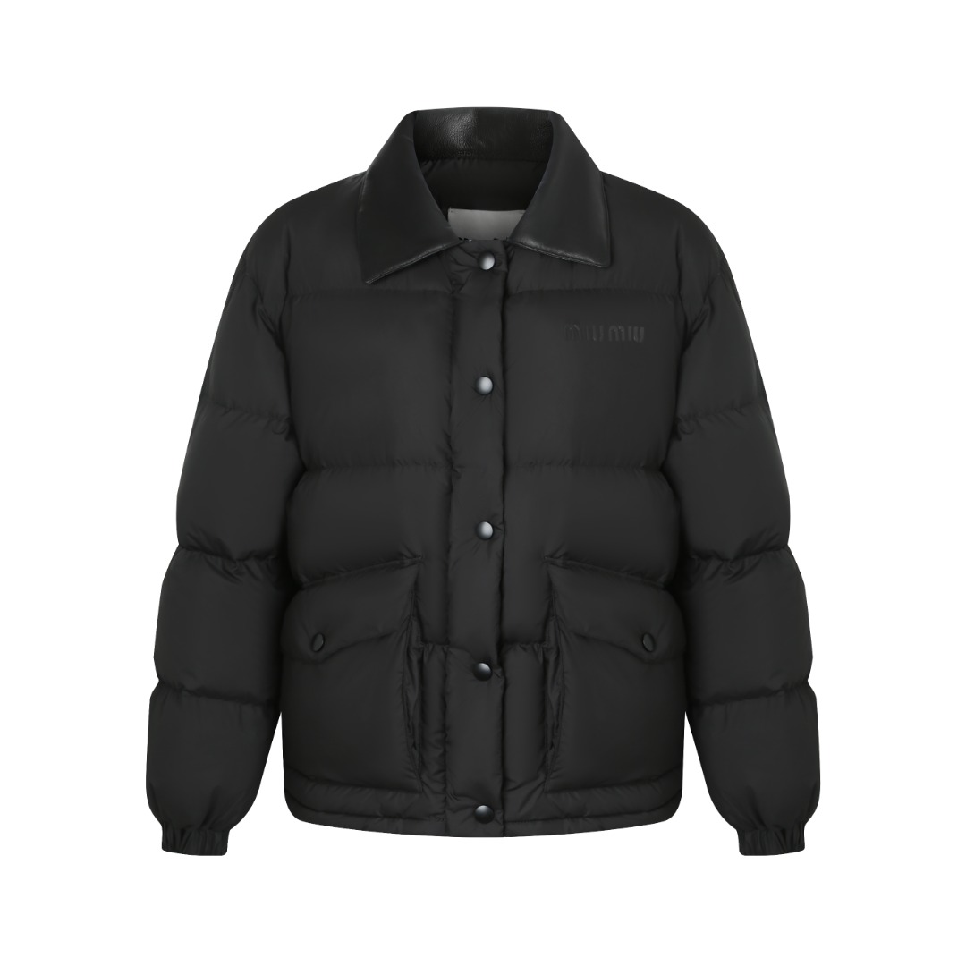 NO:536059,With dust bag, miumiu printed leather collar down jacket. Fabric selection. The technological cocoon silk fabric is used, which is close to silk in terms of beauty and comfort. It cleverly combines the comfort and beauty of natural fibers with the sturdy and durability of synthetic fibers, while avoiding their respective shortcomings. Details The neckline is made of high-quality black leather, which forms a rich visual layer with the large body. At the same time, it can maintain a perfect three-dimensional folding state, creating a clear structure, which is more windproof and wear-resistant than the fabric. High-quality filler uses the national standard 90 white duck down, with a filling amount of 230 grams to ensure excellent warmth. The velvet has been strictly screened and processed. It is not easy to drill velvet, ensuring durability. Printing technology  The letter pattern is presented on the chest pocket sheet through glue printing. After 10 scrapings by the printer, the printing thickness is ensured, forming a micro three-dimensional convex structure, the pressure of the scraper is uniform, and the firmness is improved. After being cured by high temperature, the pigment and fabric fiber are combined, which is not easy to fall off due to friction. Auxiliary materials: One-to-one-to-one-to-one-to-one-to-one-to-one-to-one-to-one-to-one-to-one-to-one-to-one-to-one-to-one-to-one-to-one-to-one-to-one-to-one-to-one-to-one-to-one-to-one-to-one-to-one-to-one-to-one-to-one-to-one-to-one-to-one-to-one-to-one-to-one-to-one-to-one-to-one-to-one-to-one-to-one-to-one-to-one-to-one-to-one-to-one-to-one-to-one-to-one-to-one-to-one-to-one-to-one-to-one-to-one-to-one-to-one-to-one-to-one-to-one-to-one-to-one-to-one-to-one-to-one-to-one-to-one-to-one-to-one-to-one-to-one-to-one-to-one-to-one-to-one-to-one-to-one-to-one-to-one-to-one-to-one-to-one-to-one-to-one-to-one-to-one-to-one-to-one-to-one-to-one-to-one-to-one-to-one-to-one-to-one-to-one-to-one-to-one-to-one-to-one-to-one-to-one-to-one-to-one-to-one-19860909配防尘袋miumiu印花皮领羽绒服 面料选择 选用科技茧绸面料,在美观和舒适度上接近真丝,它巧妙的融合了天然纤维的舒适美观与合成纤维的坚固耐用的优点,同时规避了它们各自的缺点. 细节特点 领口采用优质的黑色皮革材质,和大身形成了丰富的视觉层次感,同时能保持完美的立体翻折状态,塑造出清晰的结构感,比布料更防风,耐磨. 高品质填充物 采用国标90白鸭绒,充绒量达230克 确保保暖性卓越,绒子经过严格筛选与处理 不易钻绒,保证起耐用性. 印花工艺 通过胶浆印花在胸袋片上呈现字母图案,经过印花师10次刮印确保印花厚度,形成微立体凸起结构,刮刀压力均匀,提升牢固度.之后通过高温固化后,颜料与面料纤维结合,不易因摩擦导致脱落. 辅料 一比一定制三标 一比一定制抽绳松紧扣 一比一定制纽扣 SIZE: 36 3840,,miumiu,down jacket,real silk,alexander wang,Women's clothing