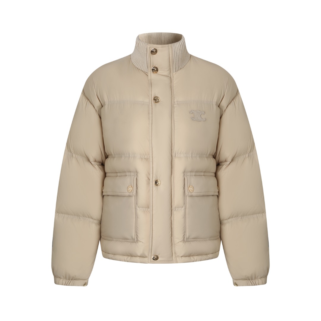 NO:548722,Serene long-sleeved down jacket with dust bag fabric selection; the outer fabric is made of nylon (nylon), which achieves excellent windproof effect with its high-density structure, and has strong wear resistance and wrinkle resistance. It is easy to handle when worn every day. The lining is matched with polyamide, which has smooth texture, further improving the comfort and freedom of movement. Craft details; The furnishing body is selected, and the embroidery process is carefully crafted by high-density foam padding embroidery process. Each embroidery thread is accurately and neat, and the back is lined to ensure that the inside and outside are neat, the stitching is uniform and fine, and the three-dimensional relief texture is long-lasting, showing the extraordinary spirit of creation in the details. The lining is fully edging technology, and the joints are flat and smooth, eliminating friction. Key parts are quilted to effectively prevent down shifting and ensure that the long-term wear is still maintained.  Equipped with 2 convenient patch pockets and 7 TRIOMPHE custom snaps, each snap is firmly sewn and smoothly open and close, taking into account practical functions and exquisite aesthetics. The ribbed wool turtle neck is woven with delicate wool, moderate elasticity, can closely fit the neck curve, achieve windproof and warmth without gaps, and gently care for sensitive skin. Down filling, fill 210g of high-quality white duck down, high down content and excellent fluffy. · Scientific proportion of duck down and polyester fiber, combine the efficient temperature locking of duck down and the long-lasting support of polyester fiber, build a lightweight, senseless but warm and reliable warming system, and keep warmer and more calm when cold. Auxiliary materials are compared to custom zippers, one comparison to custom hardware, one comparison to custom auxiliary materials, down jacket, alexander wang19860909瑟琳长袖羽绒服 配防尘袋面料选择； 外层面料采用锦纶（尼龙）,以其高密度结构实现卓越防风效果,同时具备极强的耐磨性与抗皱性,日常穿着无惧刮蹭,轻松打理.内衬搭配聚酰胺,质地顺滑,进一步提升穿着舒适度与活动自由度.  工艺细节； 衣身精选TRIOMPHE标志性贴饰,采用高密度泡沫垫衬绣花工艺精心打造.每处刺绣走线精准利落,背面均做内衬包边处理,确保内外工整,线迹均匀细密,立体浮雕质感持久如新,于细节处彰显非凡造物精神.内衬全面采用包边工艺,接缝处平整光滑,杜绝摩擦感.关键部位实施绗线加密技术,有效防止羽绒移位,确保长期穿着仍保持均匀蓬松形态.  配备2个便捷贴袋与7枚TRIOMPHE定制按扣,每个按扣缝合牢固,开合顺滑,兼顾实用功能与精致美学. 罗纹羊毛高领以细腻羊毛编织,弹性适中,能紧密贴合颈部曲线,实现防风保暖不留缝隙,温柔呵护敏感肌肤 羽绒填充 填充210g优质白鸭绒,绒子含量高,蓬松度优异. · 采用鸭绒与聚酯纤维科学配比填充,融合鸭绒的高效锁温性与聚酯纤维的持久支撑性,构建轻量无感却温暖可靠的保暖系统,御寒更从容 辅料一比一定制拉链  一比一定制五金  一比一定制辅料,,down jacket,alexander wang,Women's clothing