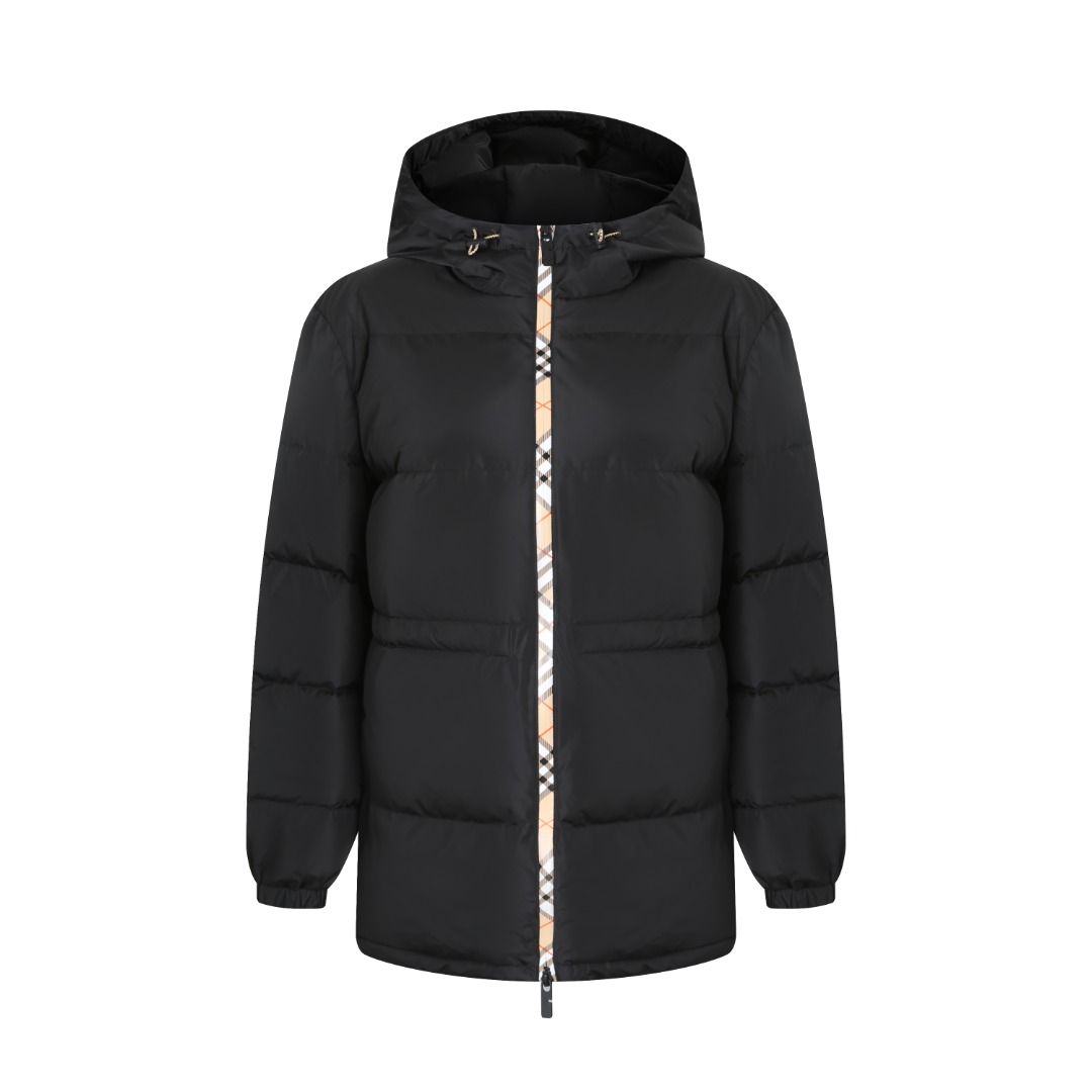 NO:548656,With a dust-proof bag Burberry hooded down jacket. Clothes features: Burberry plaid decoration. It presents a regular style, with a drawstring waist design, which can be adjusted to create a variety of shapes. It is embellished with a B-shaped zipper head and a Knight's seal. It is equipped with a two-way zipper for easy movement; the drawstring hood and hem can be adjusted flexibly to prevent wind and keep warm. Zipper pockets are provided on both sides and inside, which are safe to store. Elastic cuffs are fitted with windproof, and the sleeves are embellished with EKD Knight's silicone logo to highlight the brand identity. Down filling, selected 90 high-quality white duck down filling, fluffy and full, and the temperature-locking air layer is efficient. While achieving a light and burden-free wearing experience, it provides a long-lasting wrapping feeling that is warm and fits every moment. Accessories: One-to-order three standards: One-to-order hardware: One-to-order zipper, Burberry, down  Jacket, Hats, Alexander wang19860909配防尘袋博柏利连帽羽绒服.  衣服特点 融入 Burberry 格纹装饰.呈现常规版型,采用抽绳腰部设计,可调节打造多样造型.缀以 B 字型拉链头和骑士印章  配备双向拉链,便于活动；抽绳连帽与下摆可灵活调节,防风保暖.侧边与内侧均设拉链口袋,安全储物.弹性袖口贴合防风,衣袖点缀EKD骑士硅胶徽标,彰显品牌身份. 羽绒填充  精选90高品质白鸭绒填充,绒朵蓬松饱满,锁温空气层高效.在实现轻盈无负担穿着体验的同时,提供持久锁温的包裹感,温暖贴合每一刻. 辅料 一比一定制三标 一比一定制五金 一比一定制拉链,,burberry,down jacket,hats,alexander wang,Women's clothing