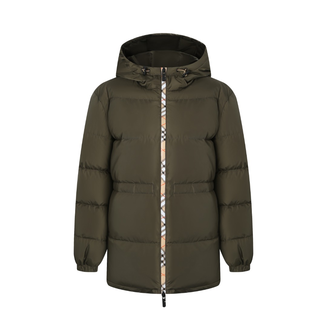 NO:548645,Burberry hooded down jacket with dust bag. Features: Burberry plaid decoration. Regular fit, drawstring waist, adjustable for various looks. Embellished with B-shaped zipper pull and knight seal.  Equipped with a two-way zipper for easy movement; the drawstring hood and hem can be flexibly adjusted, windproof and warm. There are zipper pockets on the sides and inside for safe storage. The elastic cuffs are windproof, and the sleeves are embellished with EKD knight silicone logos to highlight the brand identity. Down filling: Selected 90 high-quality white duck down filling, the down is fluffy and full, and the temperature-locking air layer is efficient. While achieving a light and burdenless wearing experience, it also provides a long-lasting temperature-locking wrapping feeling, warm and fitting every moment.  Accessories, one to one customized three-standard, one to one customized hardware, one to one customized zipper, burberry, down   jacket,hats,alexander wang19860909配防尘袋博柏利连帽羽绒服.  衣服特点 融入 Burberry 格纹装饰.呈现常规版型,采用抽绳腰部设计,可调节打造多样造型.缀以 B 字型拉链头和骑士印章  配备双向拉链,便于活动；抽绳连帽与下摆可灵活调节,防风保暖.侧边与内侧均设拉链口袋,安全储物.弹性袖口贴合防风,衣袖点缀EKD骑士硅胶徽标,彰显品牌身份. 羽绒填充  精选90高品质白鸭绒填充,绒朵蓬松饱满,锁温空气层高效.在实现轻盈无负担穿着体验的同时,提供持久锁温的包裹感,温暖贴合每一刻. 辅料 一比一定制三标 一比一定制五金 一比一定制拉链,,burberry,down jacket,hats,alexander wang,Women's clothing