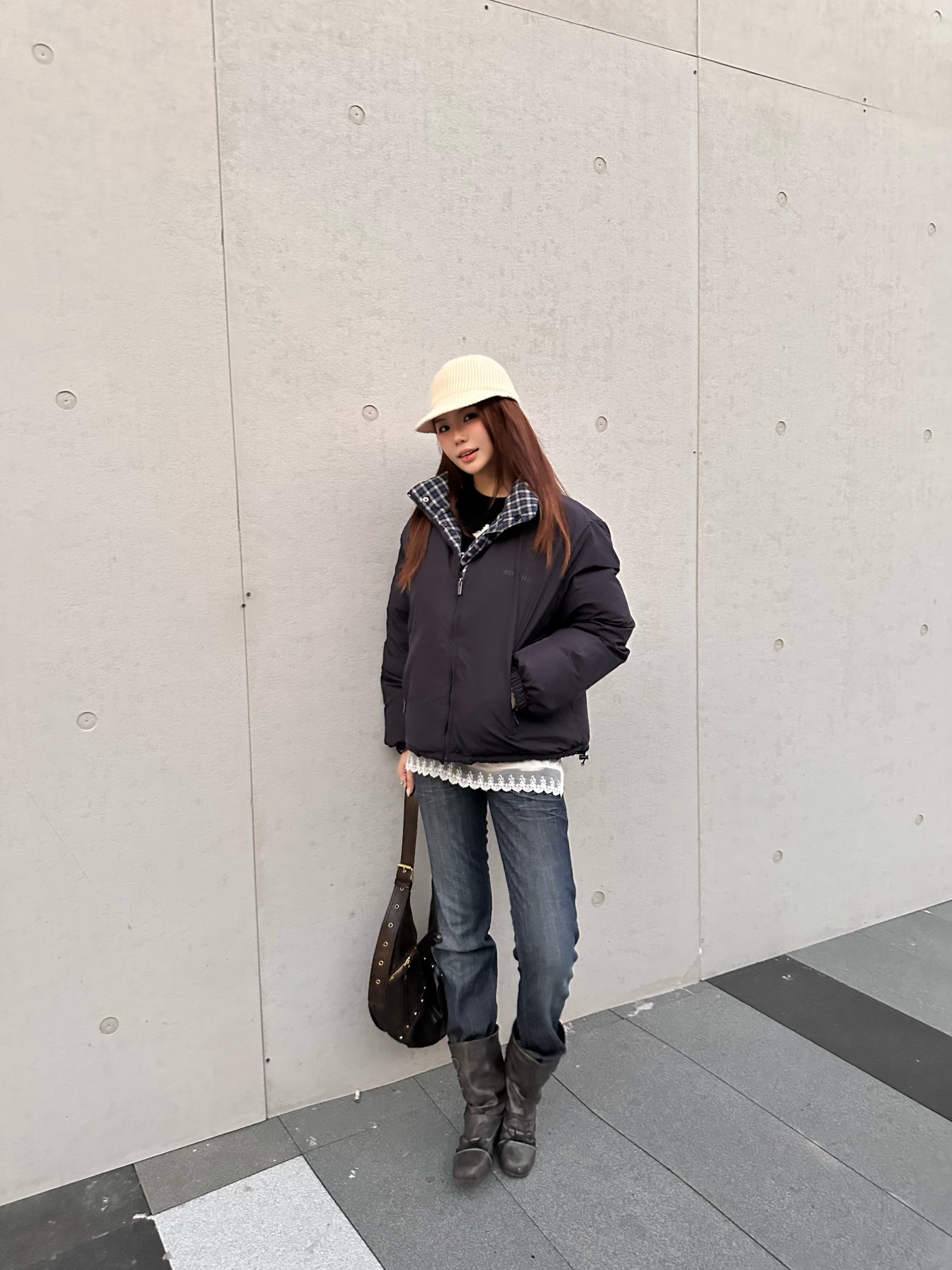 羽绒服-。女装👚Mium双面穿羽绒服 格纹面面料选择： 运用全棉梭织织造工艺，经纬纱线紧密交织，织造出规整的格纹肌理，格