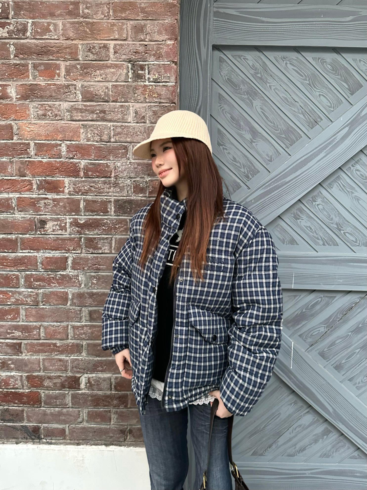 羽绒服-。女装👚Mium双面穿羽绒服 格纹面面料选择： 运用全棉梭织织造工艺，经纬纱线紧密交织，织造出规整的格纹肌理，格