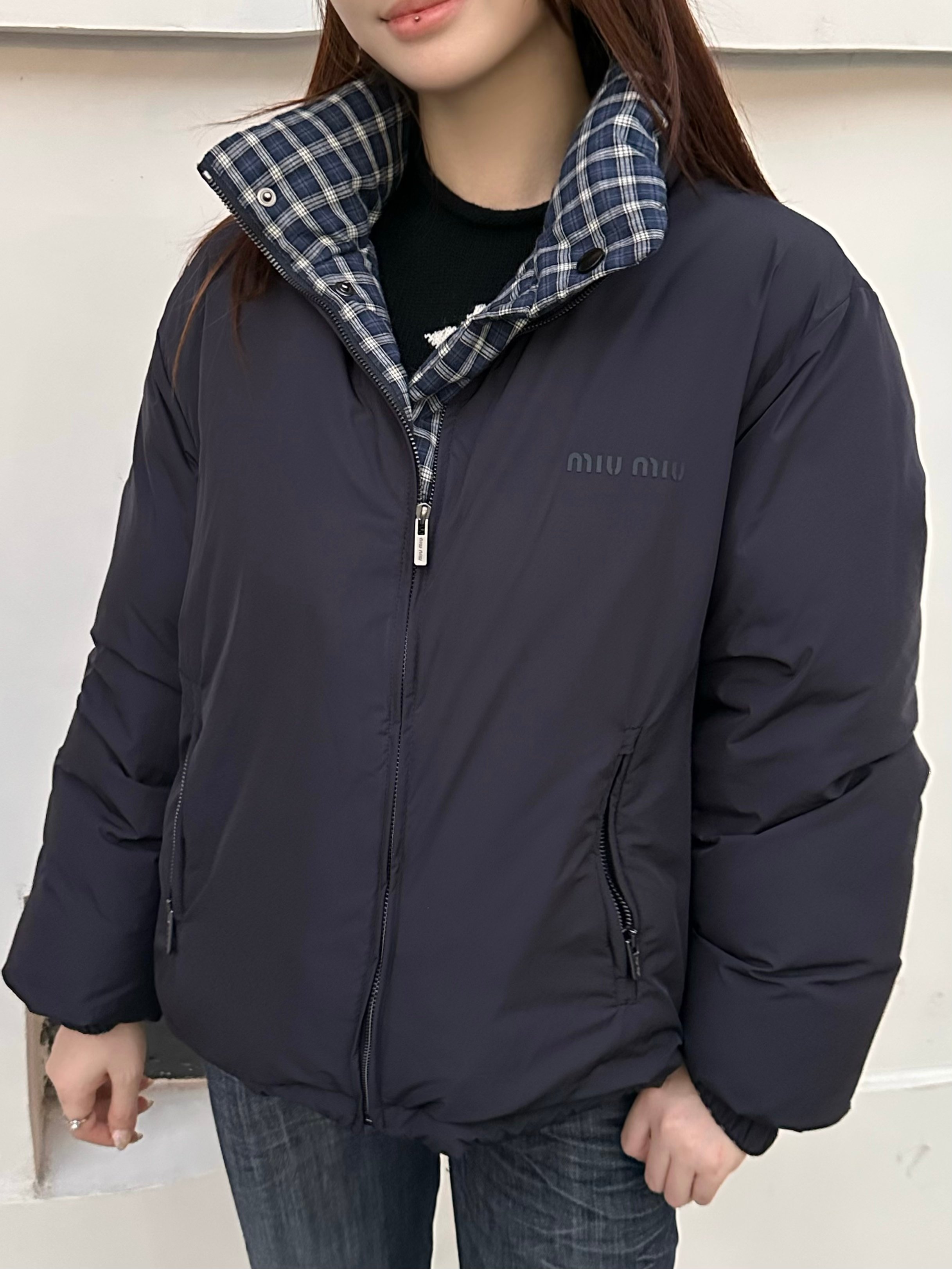 羽绒服-。女装👚Mium双面穿羽绒服 格纹面面料选择： 运用全棉梭织织造工艺，经纬纱线紧密交织，织造出规整的格纹肌理，格