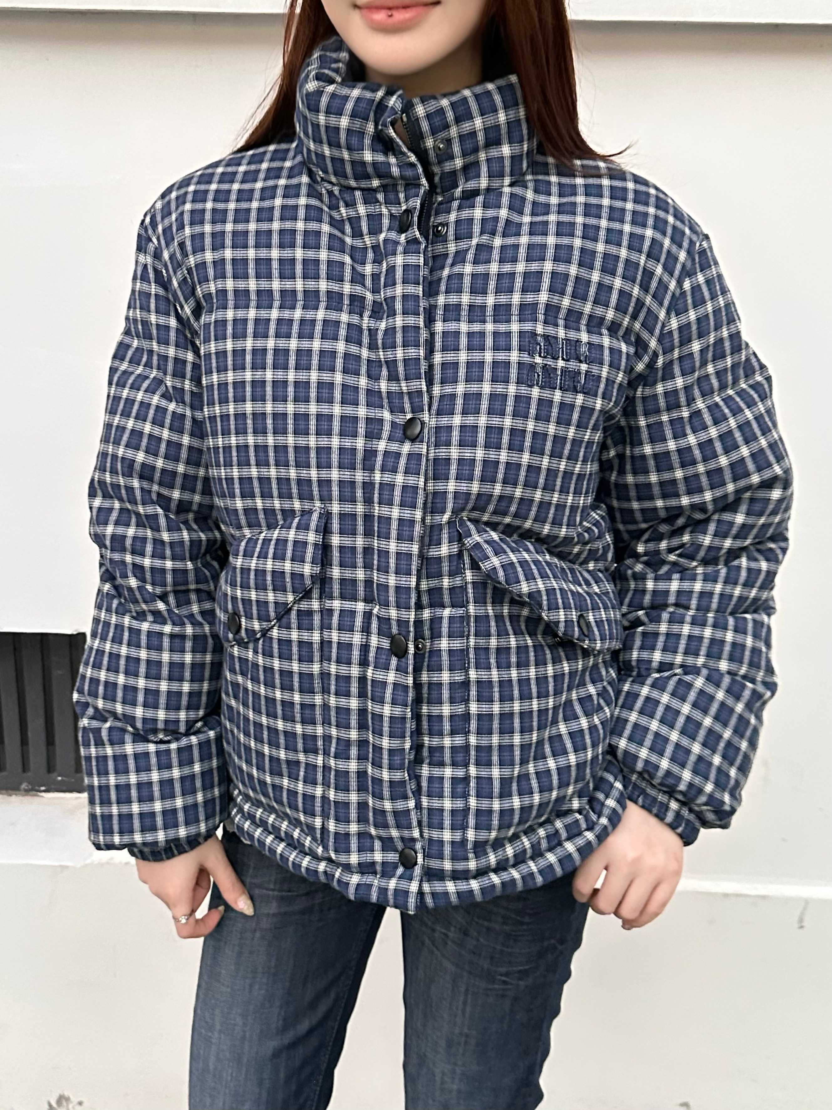 羽绒服-。女装👚Mium双面穿羽绒服 格纹面面料选择： 运用全棉梭织织造工艺，经纬纱线紧密交织，织造出规整的格纹肌理，格