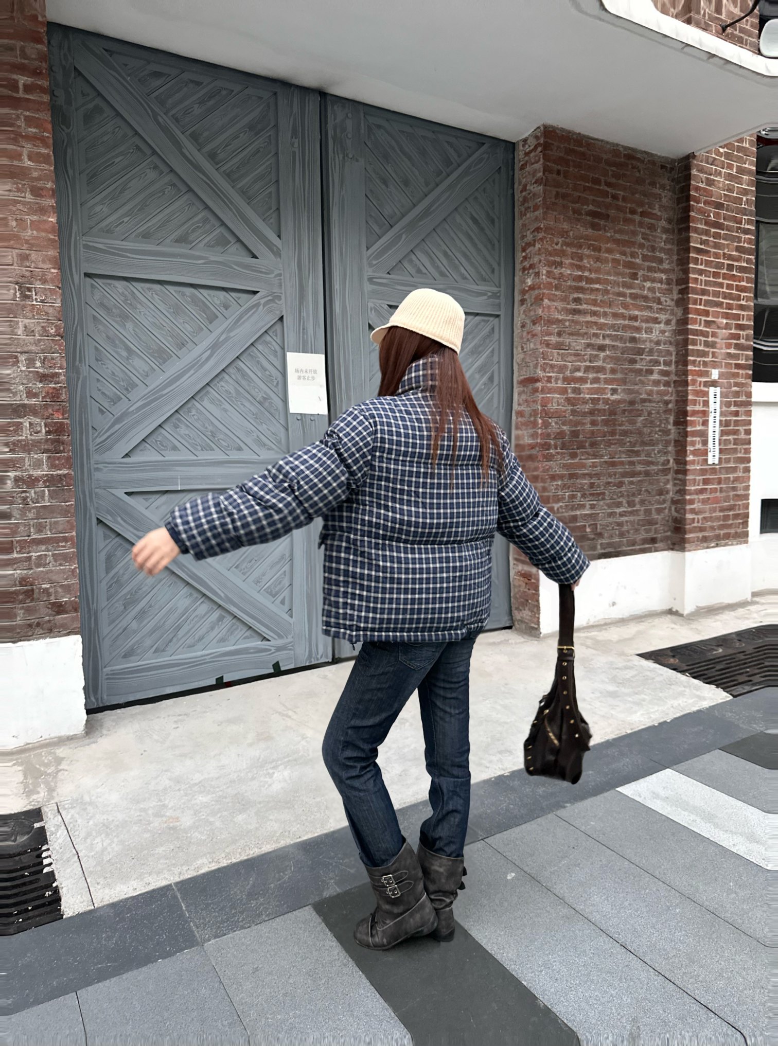 羽绒服-。女装👚Mium双面穿羽绒服 格纹面面料选择： 运用全棉梭织织造工艺，经纬纱线紧密交织，织造出规整的格纹肌理，格
