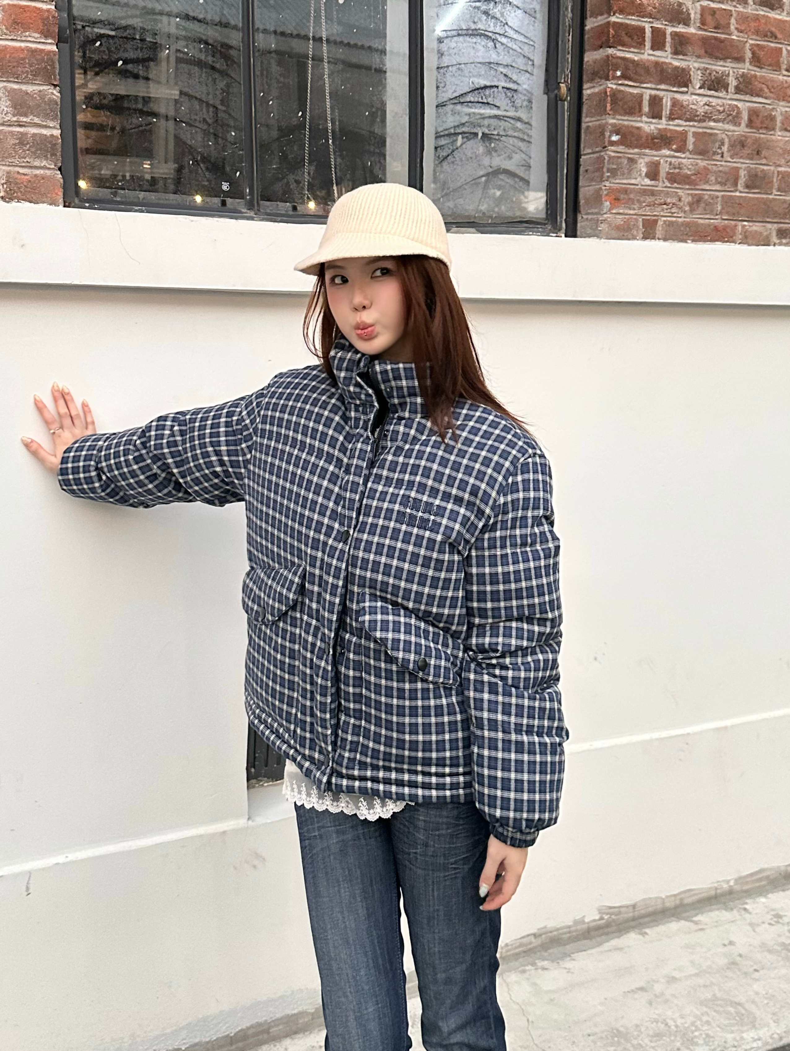 羽绒服-。女装👚Mium双面穿羽绒服 格纹面面料选择： 运用全棉梭织织造工艺，经纬纱线紧密交织，织造出规整的格纹肌理，格
