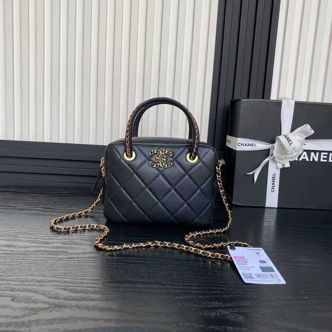 NO:389043,. Chane125c braided handle AS5300 full of texture, sheepskin with old metal, braided logo design, simple and atmospheric, more casual, versatile, and good capacity. Little fairies, hurry up and buy it. Size: 18×14×7cm, Chanel, chanel, chanel, sheepskin19860909. Chane125c 编织手柄款 AS5300 质感满满的 羊皮配旧金属 编织 logo设计 简约大气 更加随性 百搭 容量也不错 小仙女们赶紧入手啦 尺寸:18×14×7cm,香奈儿,chanel,chanel,sheepskin,Bag