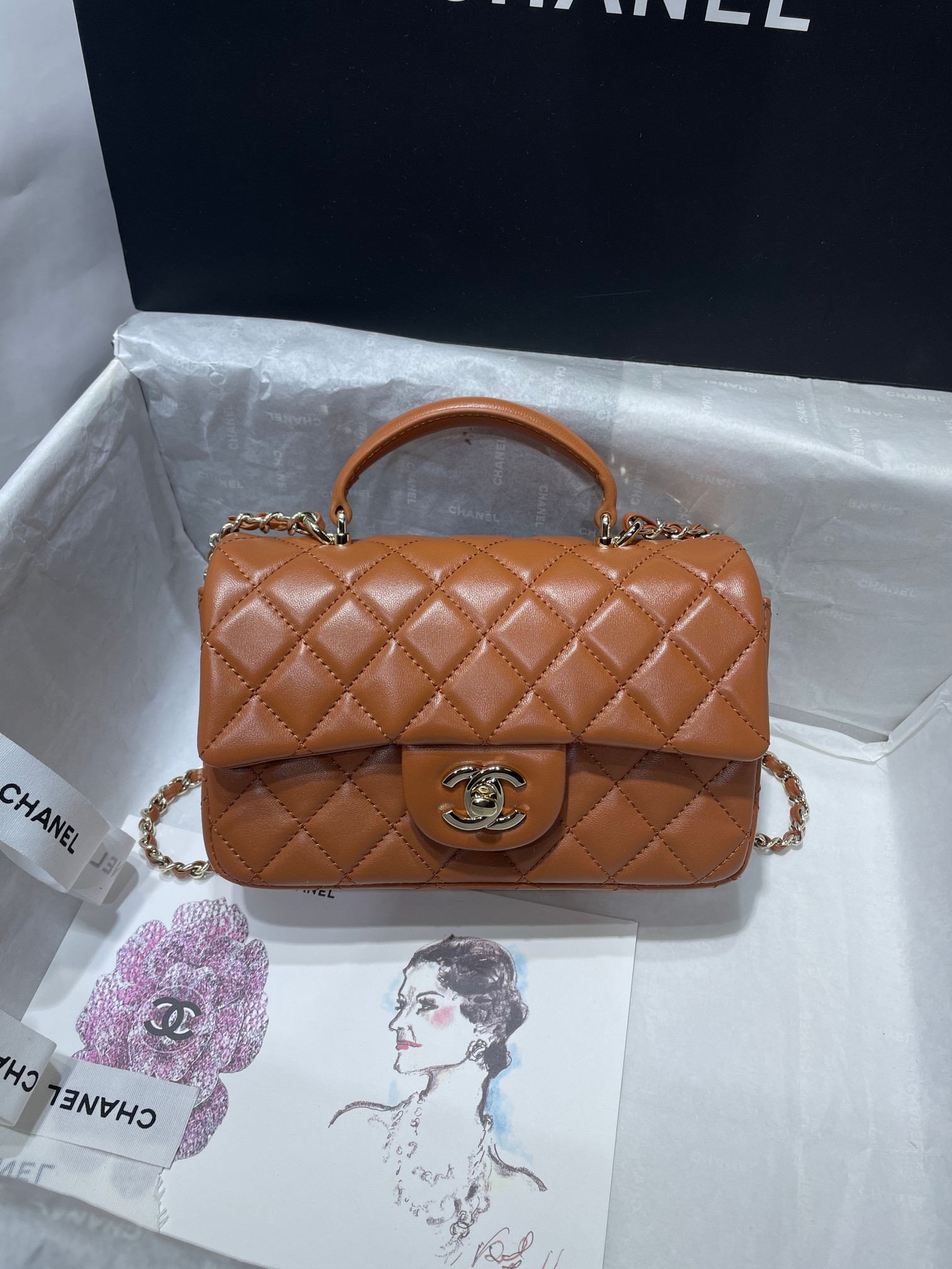 NO:719157,The gloss and texture of .chane*’s new CF mini sheepskin handle are really amazing, and the handle is decorated with a double C logo light gold buckle which is super beautiful!  The pale gold chain and the handle with double logos give it a high-priced feel~ Compared to the previous handle with diamonds, this season’s handle is simple yet elegant. I love it!  Small bags are not meant to hold things, but are created to look pretty and cute!  Exquisiteness seems to have become a trend in the past two years. This size also catches my heart so much~ I really like the classic diamond chain element and the unique hardware logo handle!  It is indeed this year’s hot model AS2431 size 20/9/13cm, Chanel, chanel, chanel, sheepskin19860909.chane*新款手柄CF mini羊皮的光泽感和质感真的很赞,手柄装饰双C标志淡金扣超美！淡金色的链条配上带有双Clogo的手柄高价感满满～比起之前的带钻手柄这一季的手柄简单又不失优雅爱了爱了！小小的包,不是为了装东西,是为了好看可爱而诞生的！这两年精致仿佛已经成了一种趋势.这个size也太抓我心了～经典的菱格链条元素搭配别致的五金logo手柄真的太爱了！不愧是今年的热门款 AS2431尺寸20/9/13cm,香奈儿,chanel,chanel,sheepskin,Bag