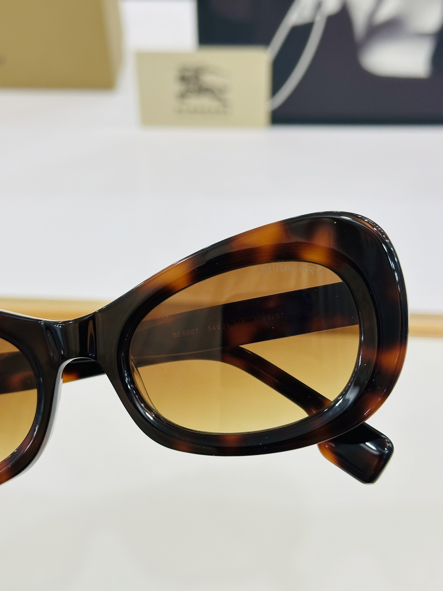 高品质BURBERR*巴家BE6007Size54口21-145女款太阳眼镜[得意[愉快]K意大利进口材