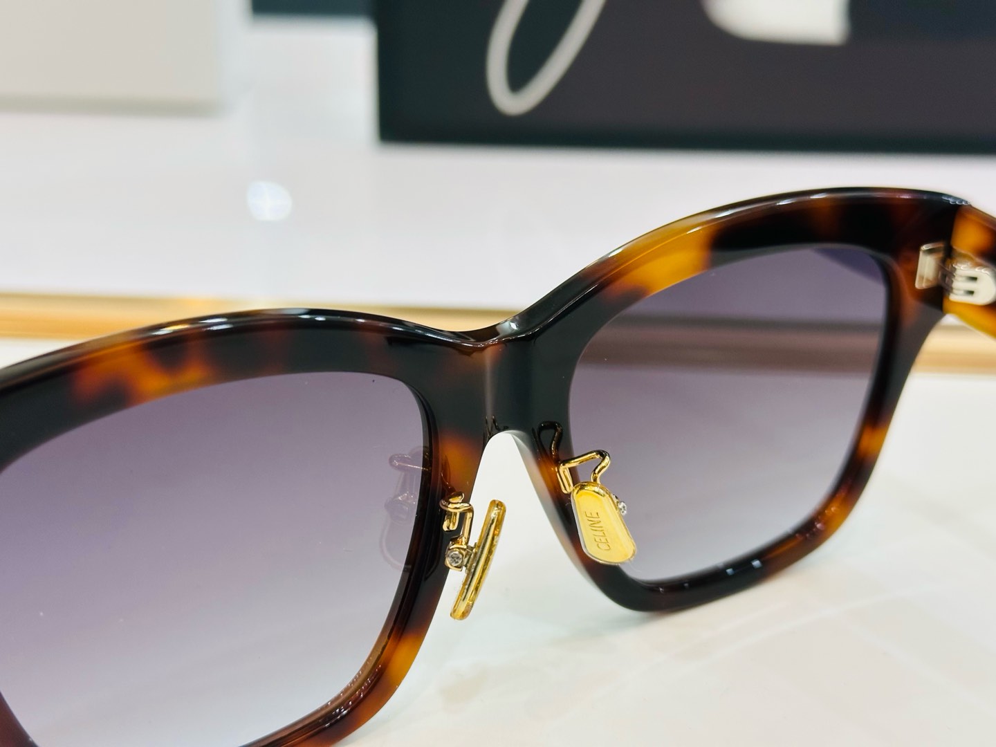 【CELINE】赛琳 CL40253F Size：55口18-140 一直热销的款式，欧美风 光泽度好 