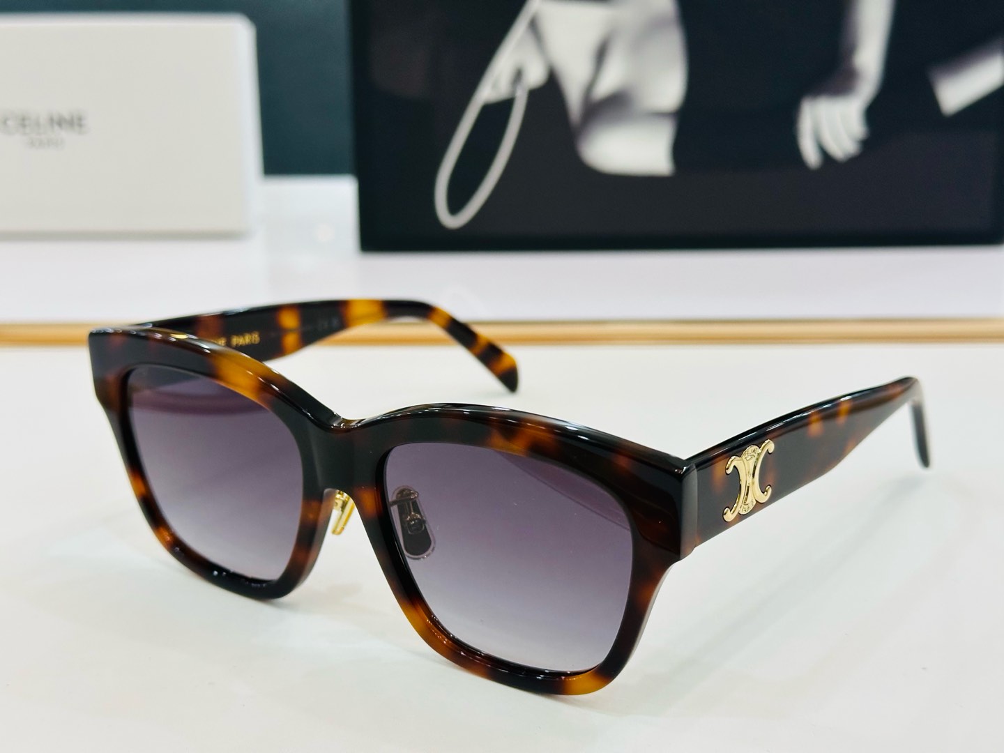 【CELINE】赛琳 CL40253F Size：55口18-140 一直热销的款式，欧美风 光泽度好 