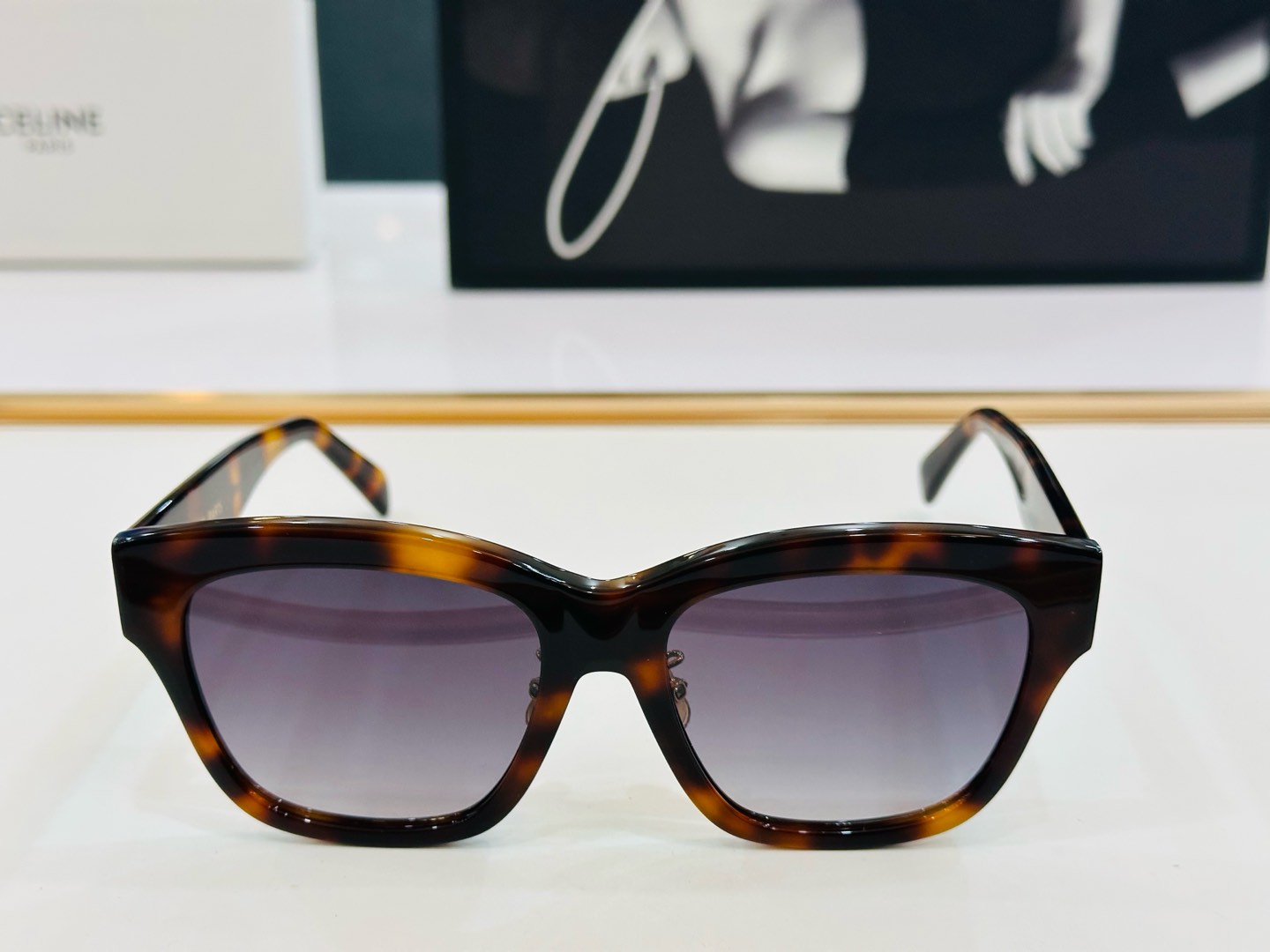 【CELINE】赛琳 CL40253F Size：55口18-140 一直热销的款式，欧美风 光泽度好 