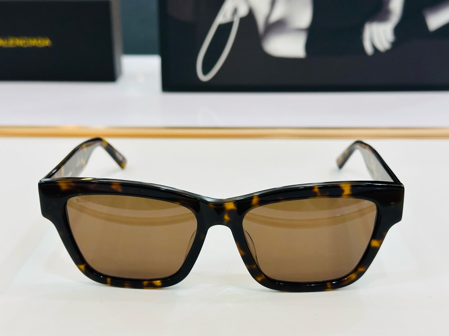 BALENCIAGA巴黎世家 BB0307S  Size：56口17-145 版型很特别的设计让人一眼爱