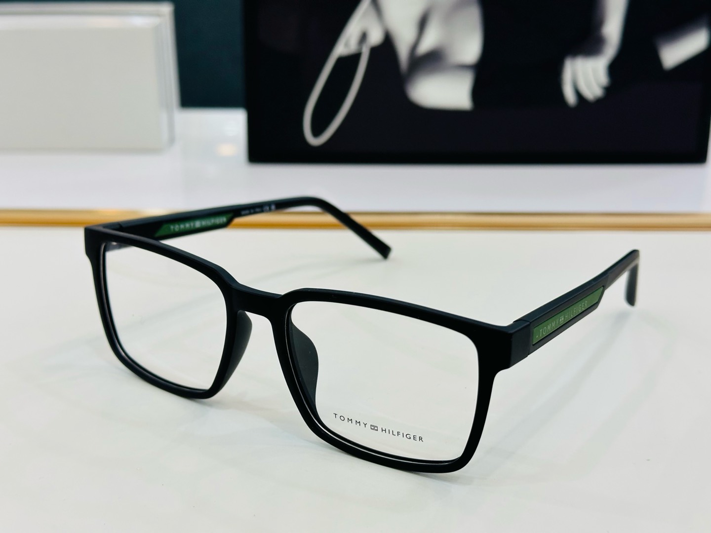 官网同步发售TOMMY HILFIGER 板材框 TH2088  SIZE：55口19-145 Z简单大