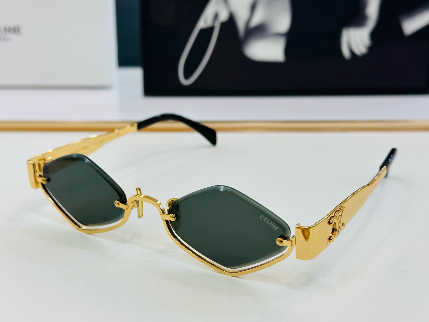 【CELINE】赛琳 CL42117U Size：53口23-145    一直热销的款式 欧美风 b光