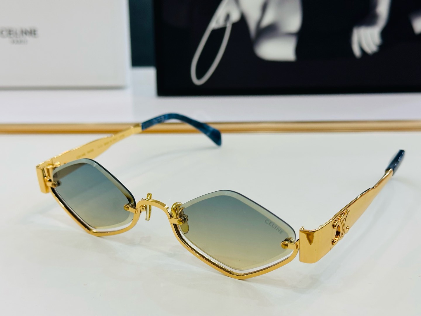 【CELINE】赛琳 CL42117U Size：53口23-145    一直热销的款式 欧美风 b光