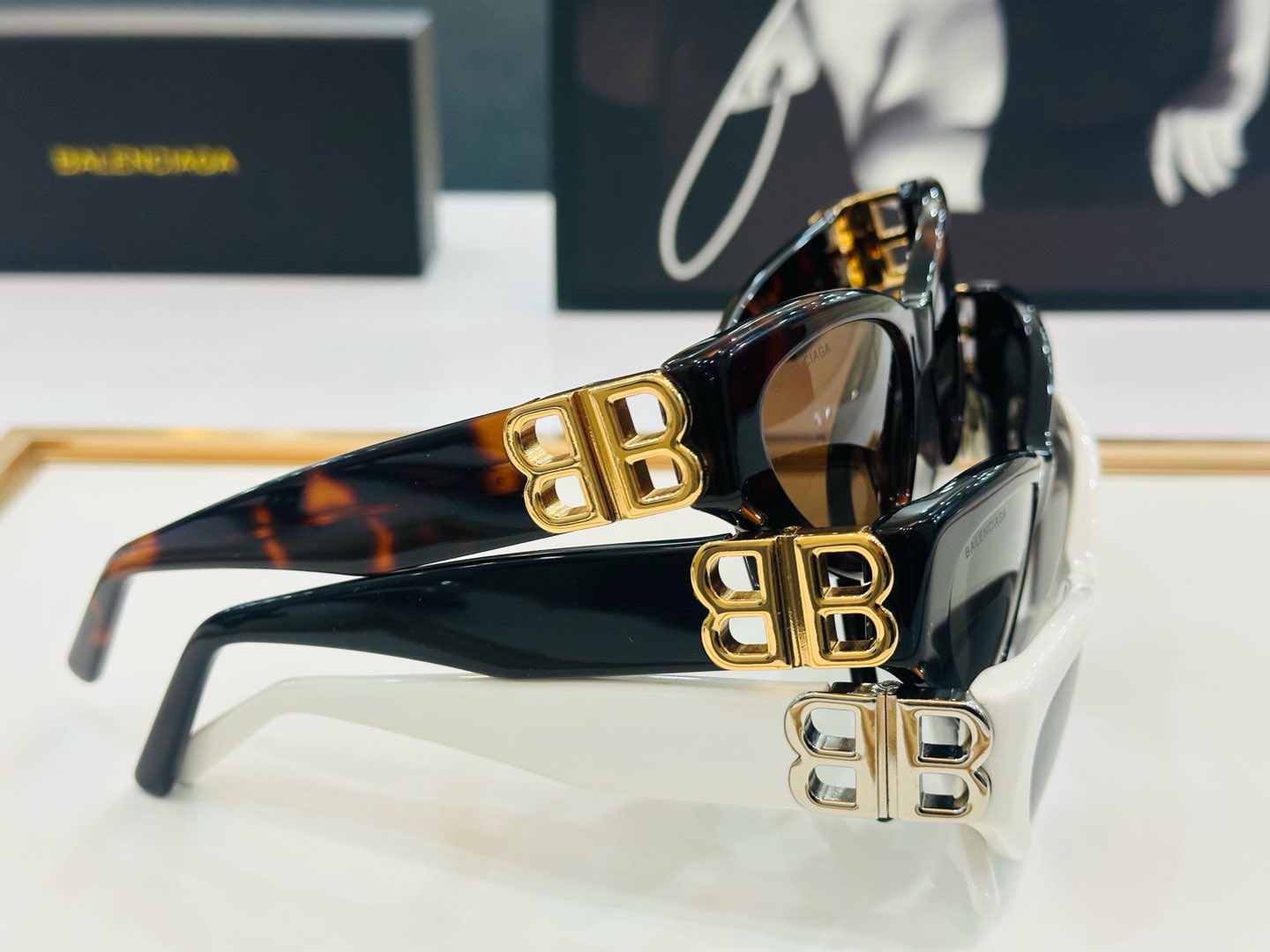BALENCIAGA巴黎世家 BB03130 Size：54口17-135  版型很特别的设计让人一眼爱