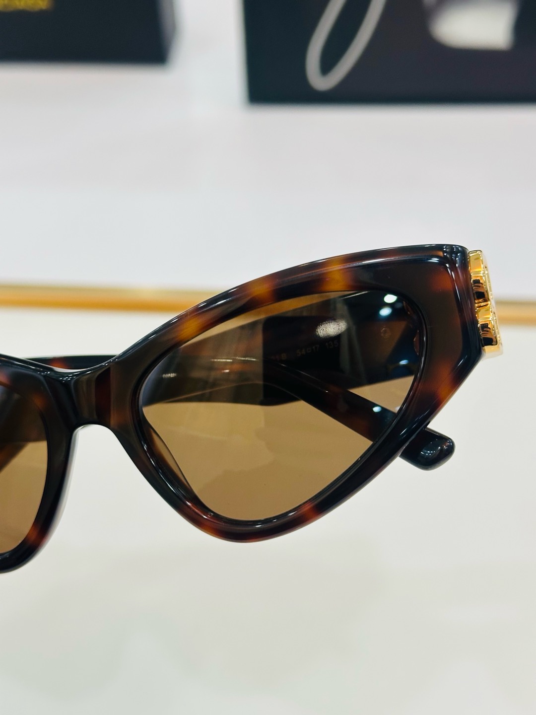 BALENCIAGA巴黎世家 BB03130 Size：54口17-135  版型很特别的设计让人一眼爱