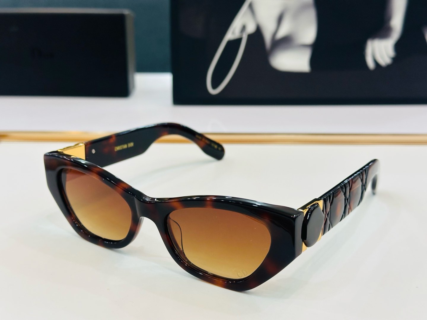 🔻🔻🔻DIO* 迪家 CDICON B1 Size：54口18-145  春夏款墨镜 😎🔆。。搭配镜腿精
