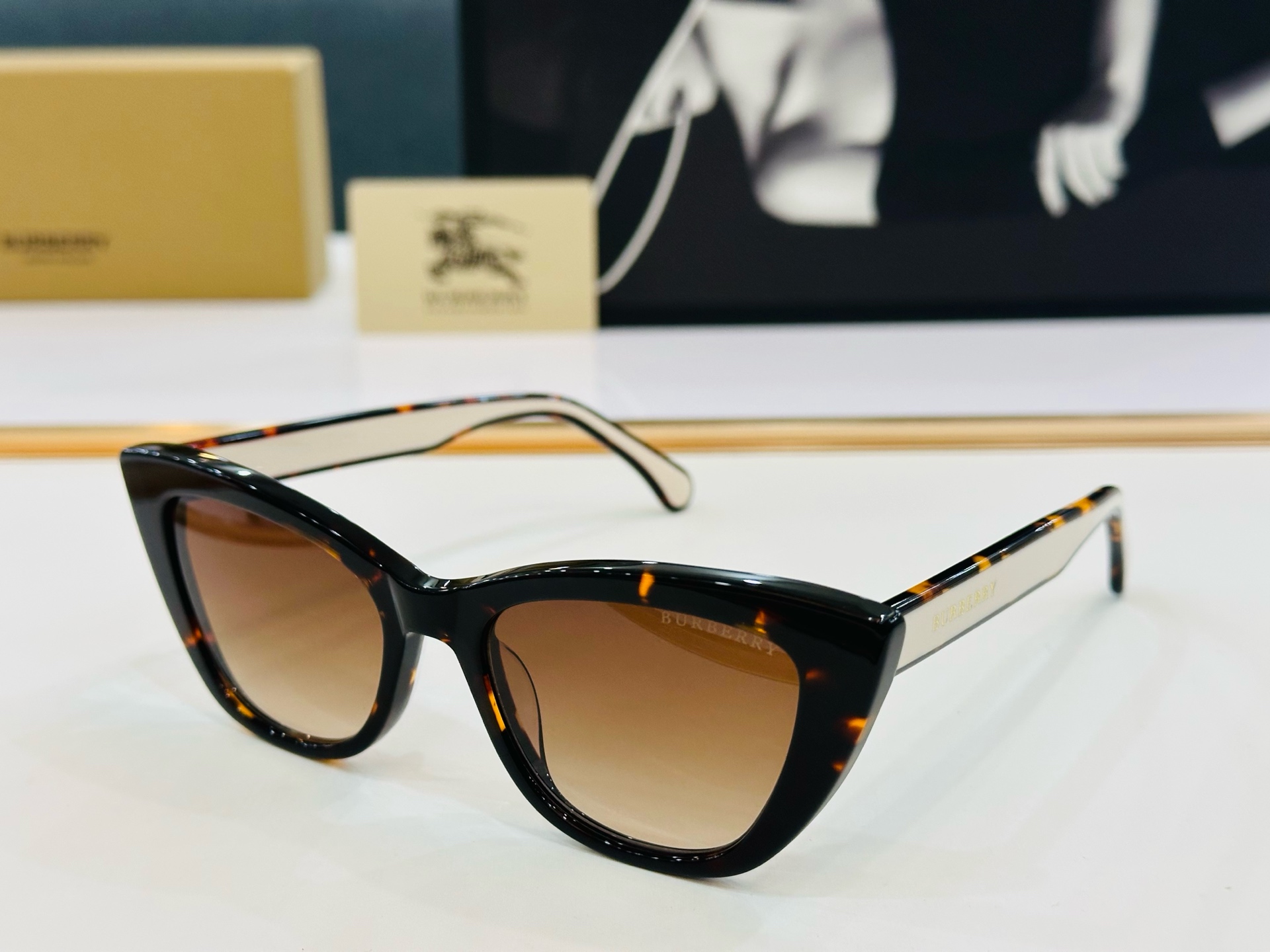 新款 BURBERR*🔻巴家 BE2472 百搭镜架Size：53口19-145 高品质 到货 🌲🌲🌲Z