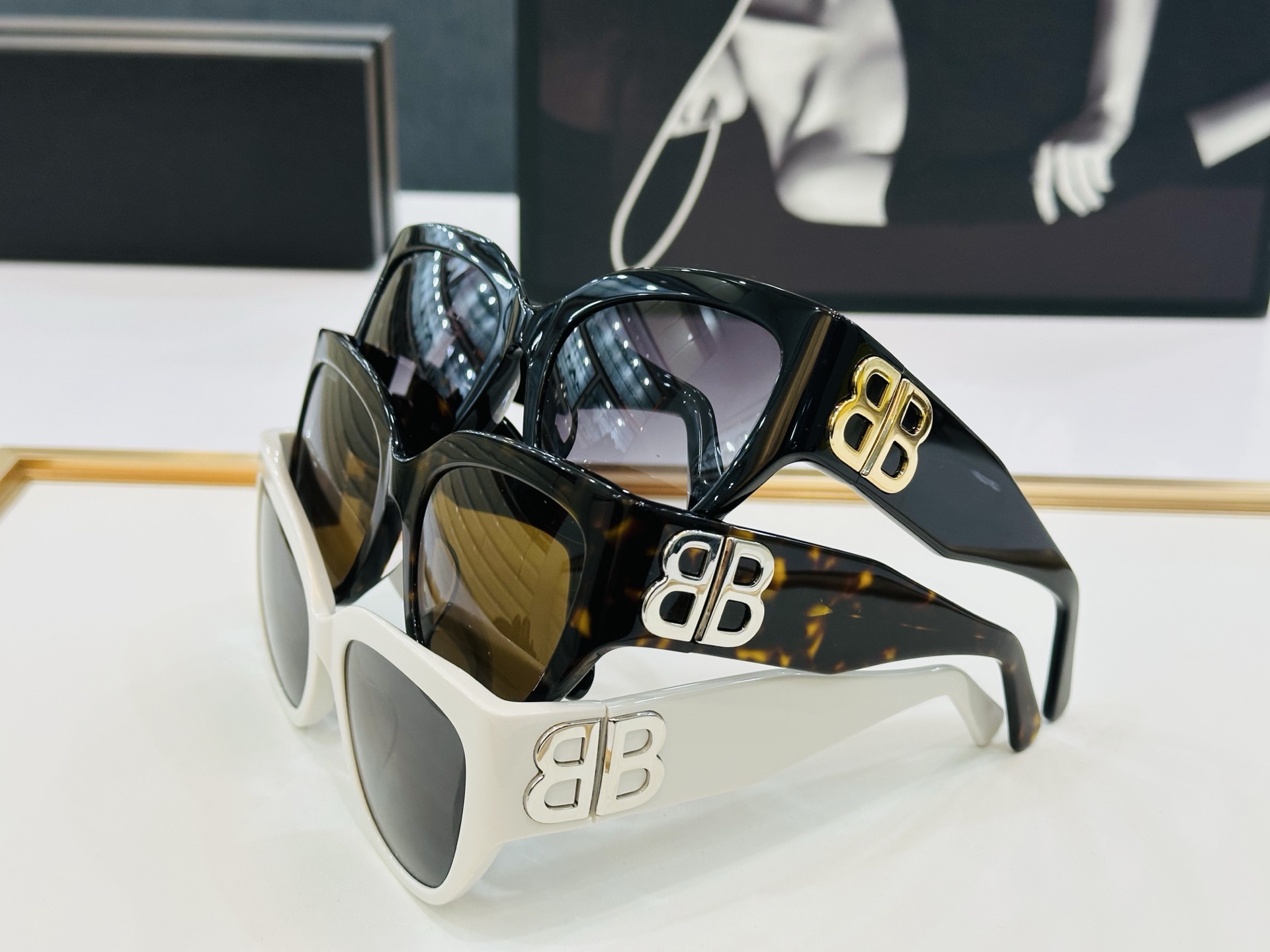 BALENCIAGA巴黎世家 BB0323SK Size：55口19-125   版型很特别的设计让人一
