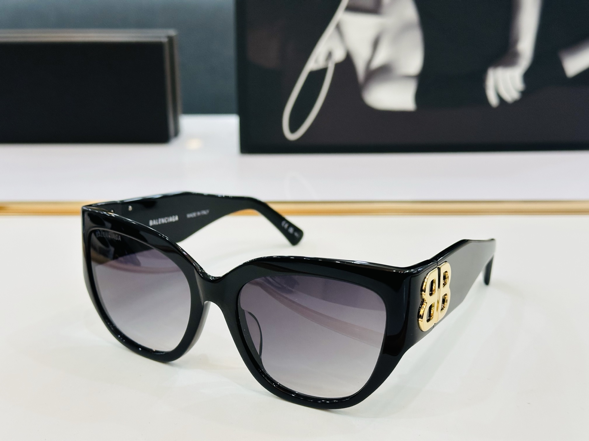 BALENCIAGA巴黎世家 BB0323SK Size：55口19-125   版型很特别的设计让人一