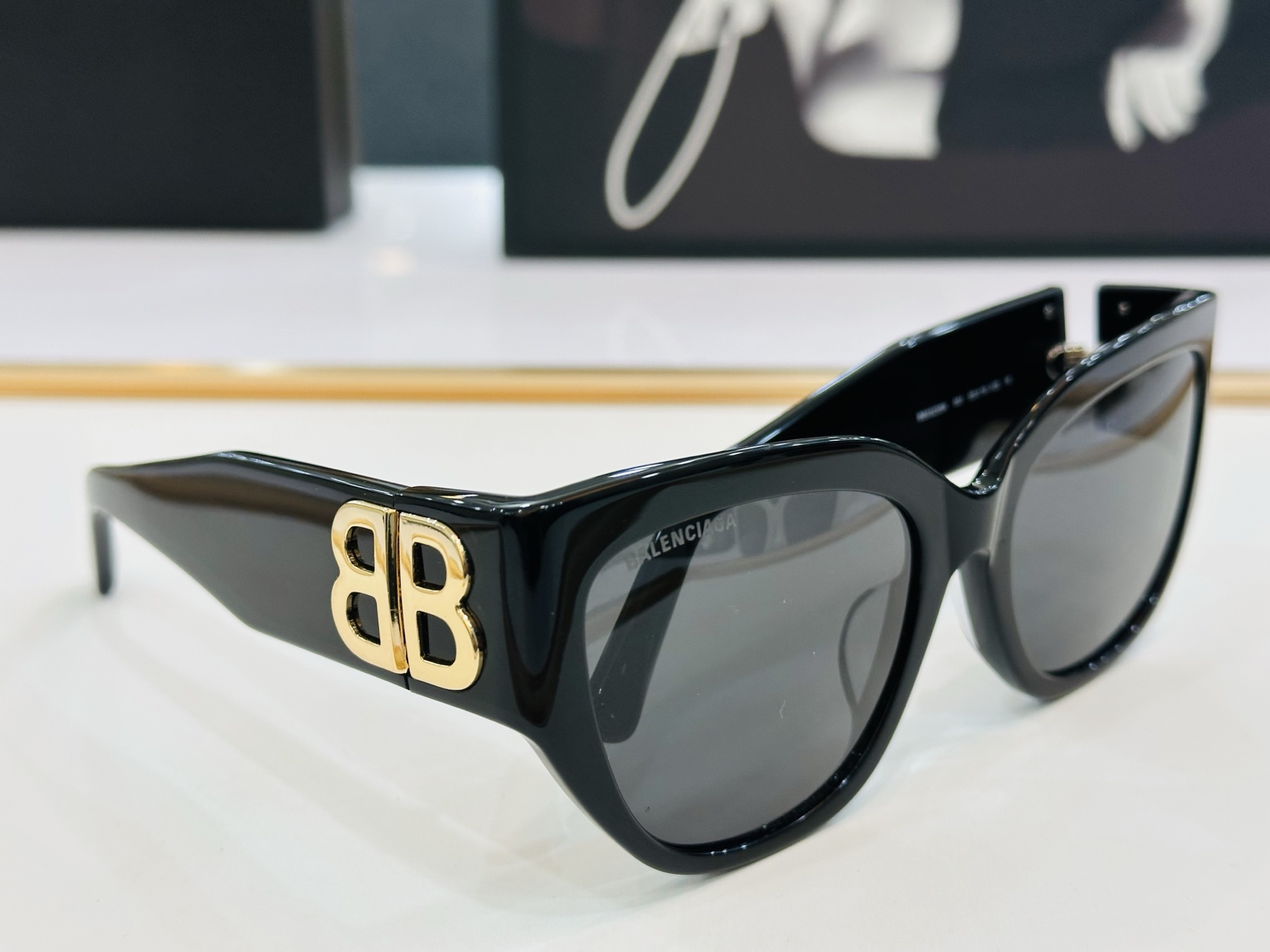 BALENCIAGA巴黎世家 BB0323SK Size：55口19-125   版型很特别的设计让人一