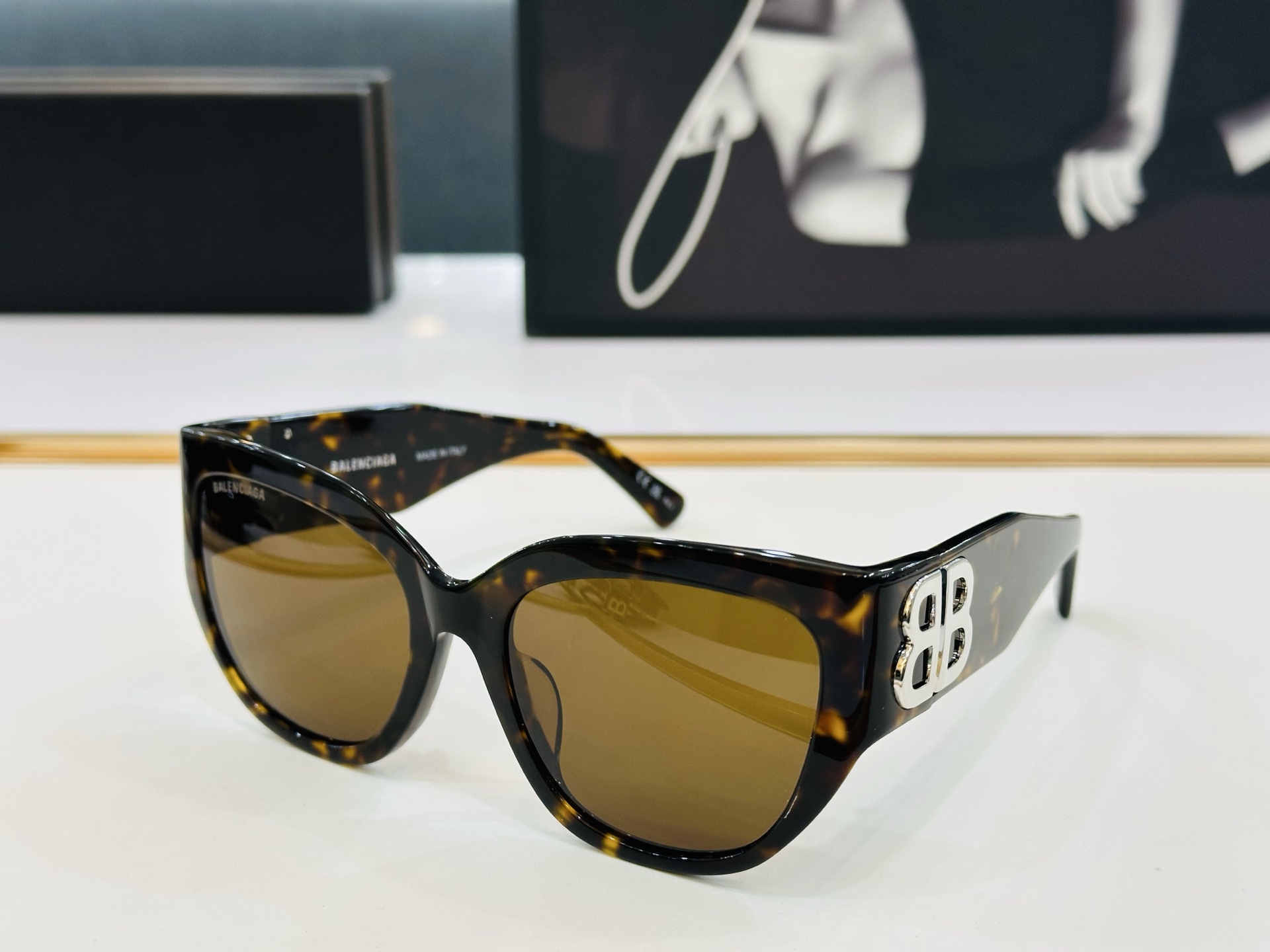 BALENCIAGA巴黎世家 BB0323SK Size：55口19-125   版型很特别的设计让人一