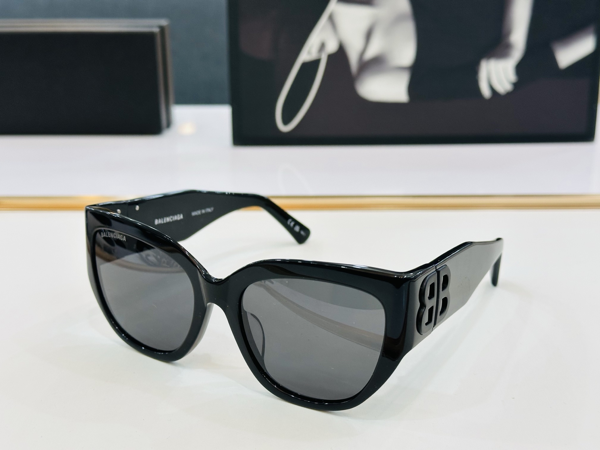 BALENCIAGA巴黎世家 BB0323SK Size：55口19-125   版型很特别的设计让人一