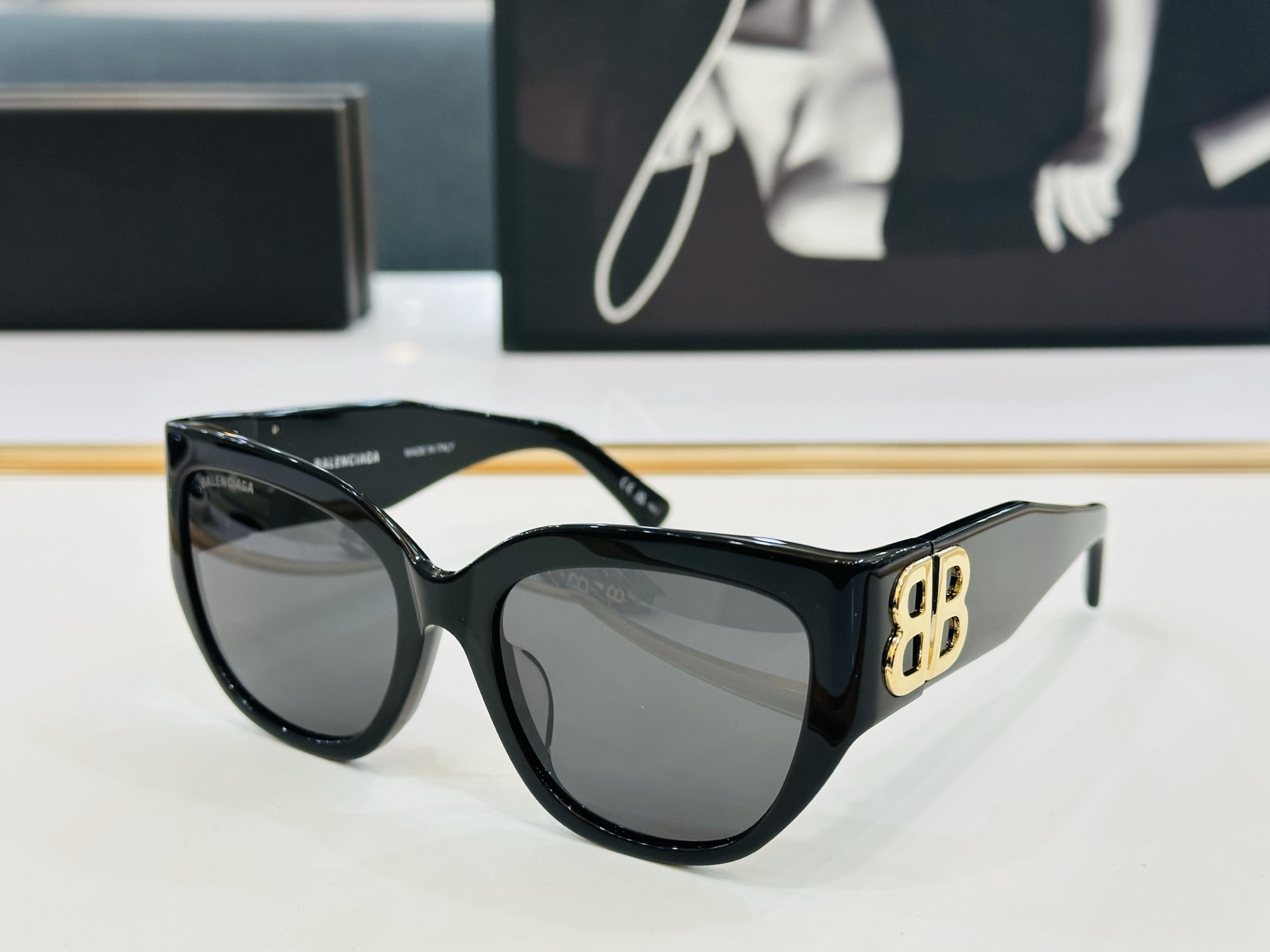 BALENCIAGA巴黎世家 BB0323SK Size：55口19-125   版型很特别的设计让人一