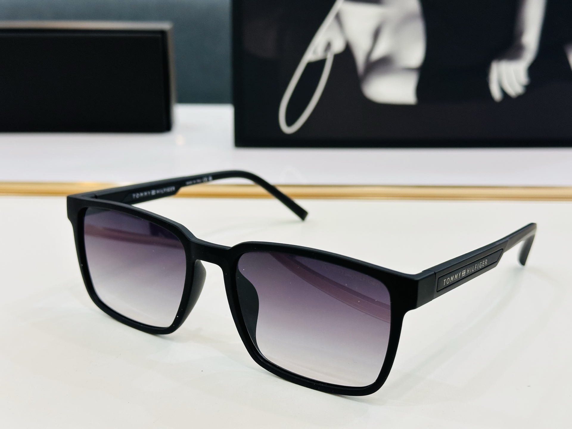 官网同步发售TOMMY HILFIGER 板材框 TX SIZE：56口19-145 Z简单大气 太阳镜