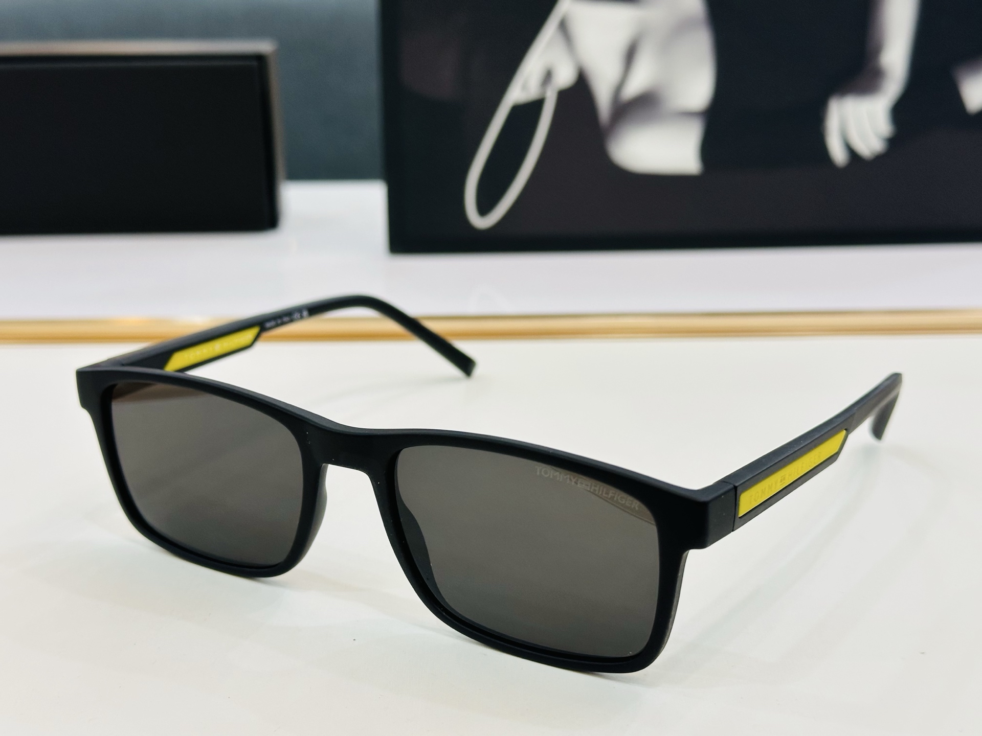 官网同步发售TOMMY HILFIGER 板材框 TX SIZE：56口19-145 Z简单大气 太阳镜