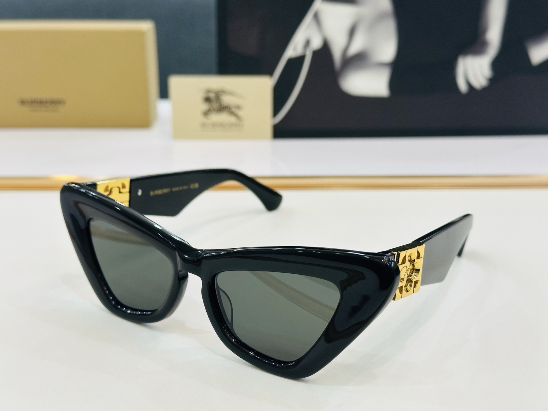 高品质✨BURBERR*✨ 巴家 BE4421U Size：51口18-130 女款太阳眼镜得意🌲🌲 b