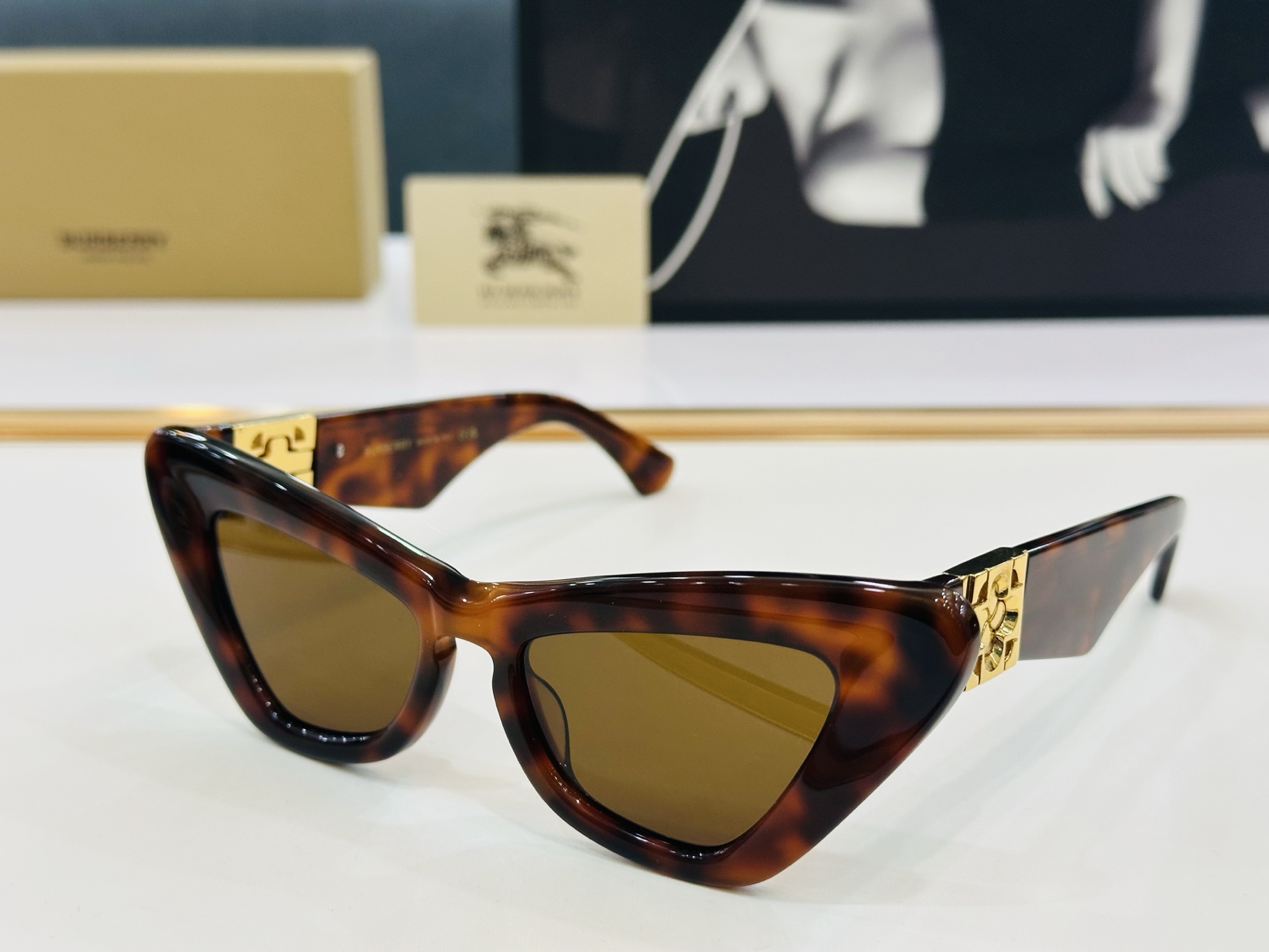 高品质✨BURBERR*✨ 巴家 BE4421U Size：51口18-130 女款太阳眼镜得意🌲🌲 b