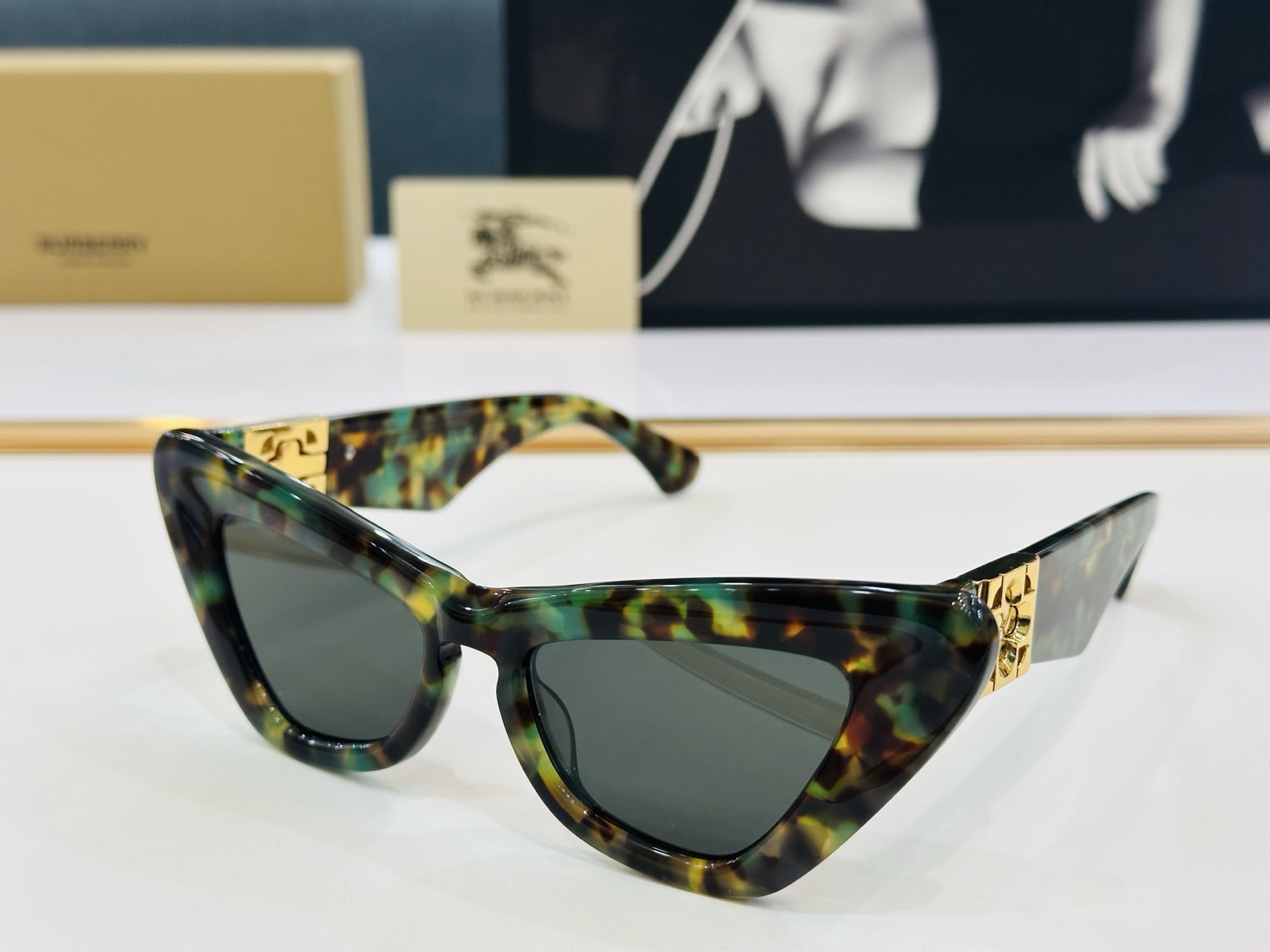 高品质✨BURBERR*✨ 巴家 BE4421U Size：51口18-130 女款太阳眼镜得意🌲🌲 b