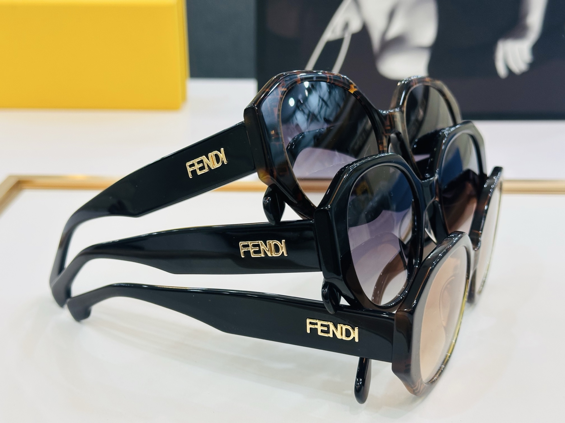 。新款FEND*   FE40118  Size：52口23-140
🎁芬家 😀👏时尚经典  F太阳镜 
